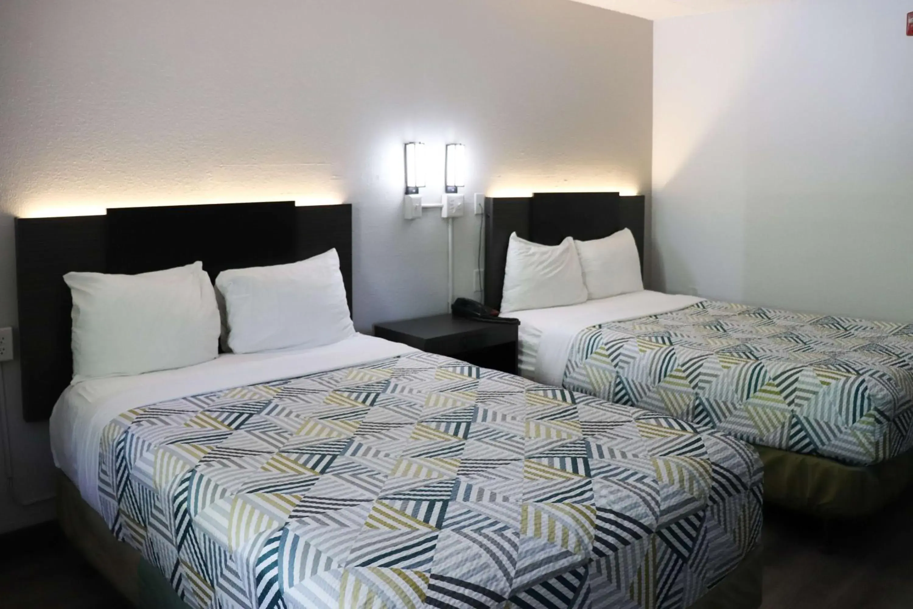 Quadruple Room in Motel 6-Birmingham, AL Quadruple Room in Motel 6-Birmingham, AL