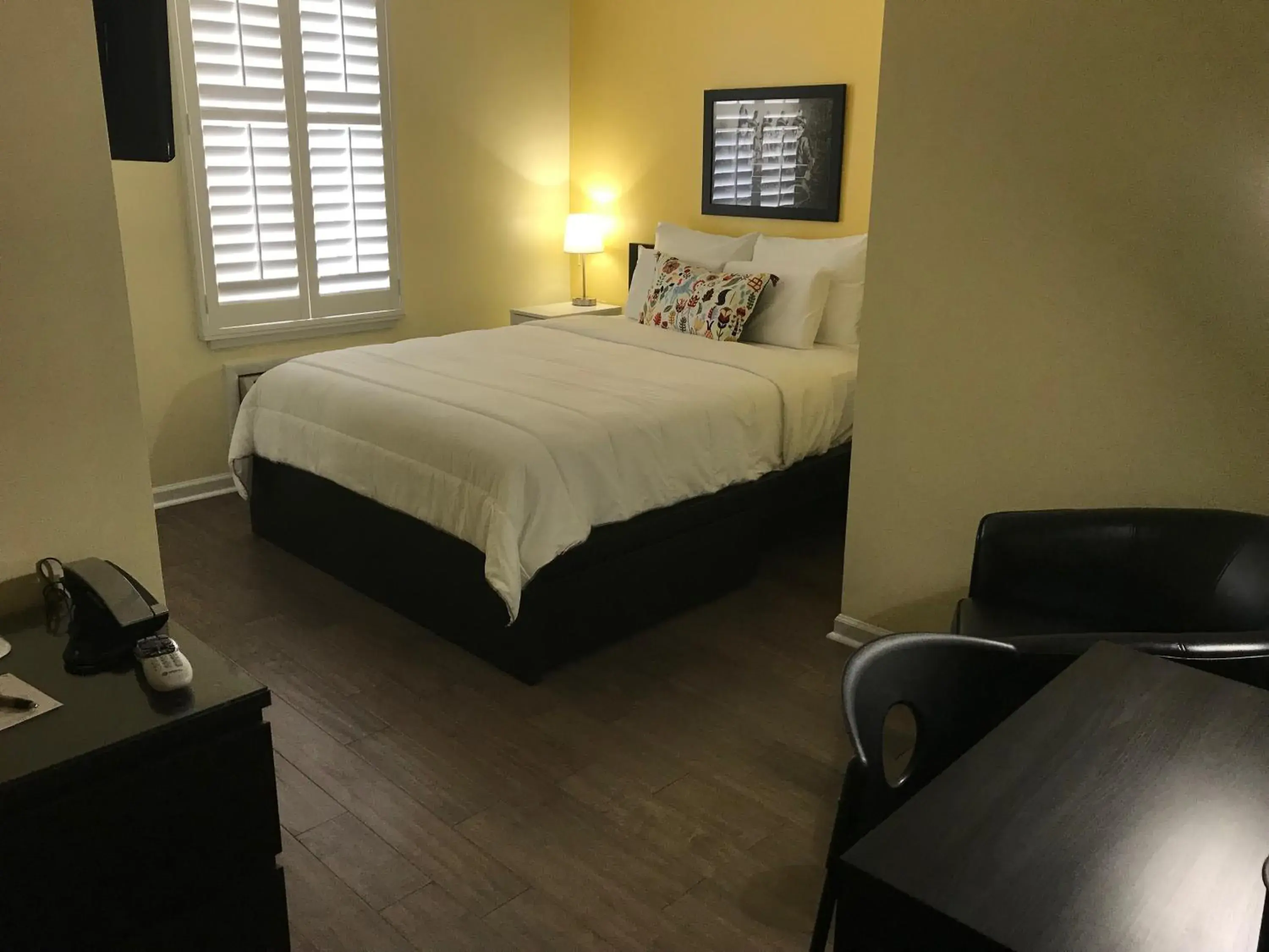 Queen Room in The Sherman Inn Queen Room in The Sherman Inn