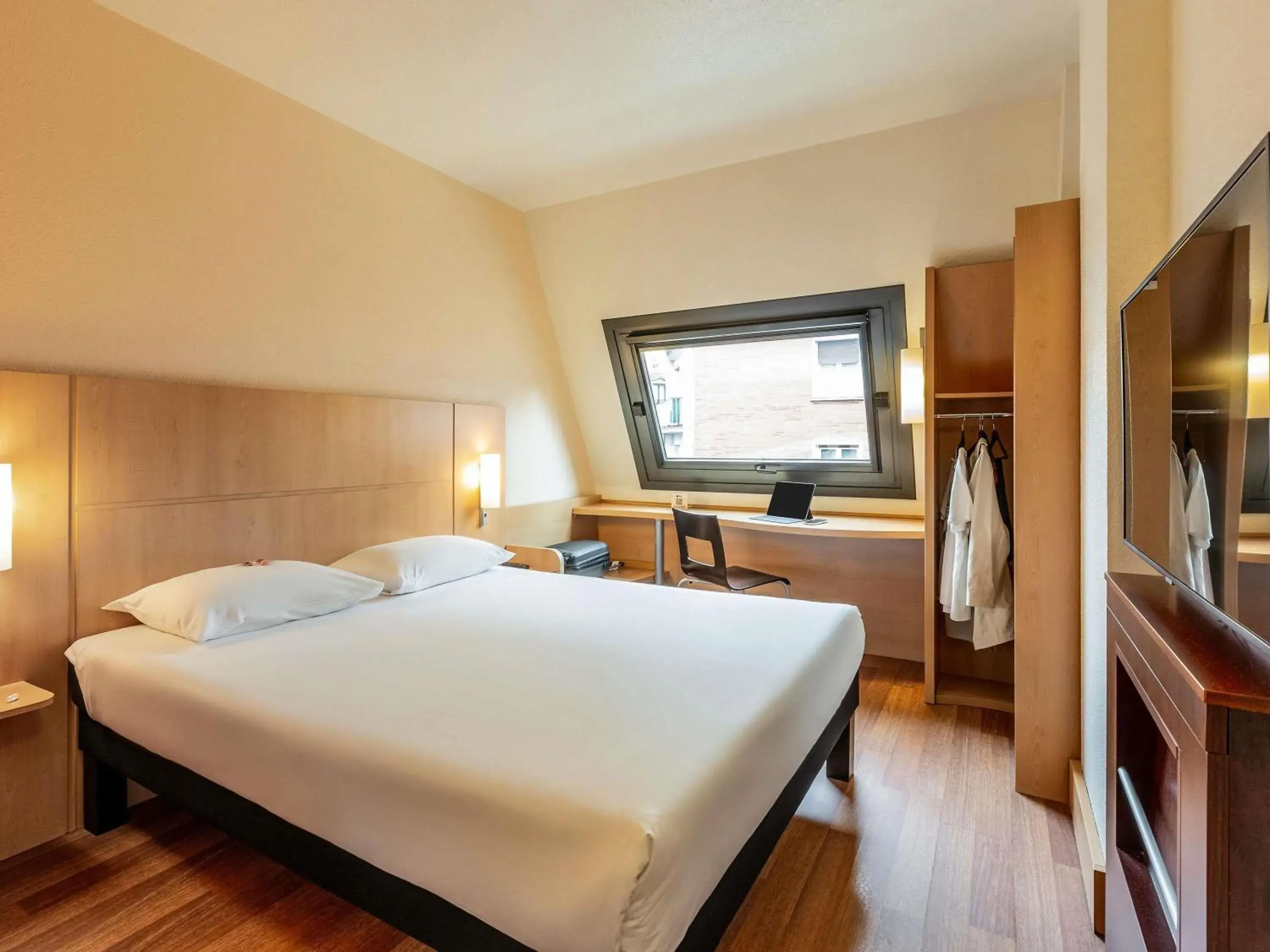 Standard Double Room in Ibis Bilbao Centro Standard Double Room in Ibis Bilbao Centro