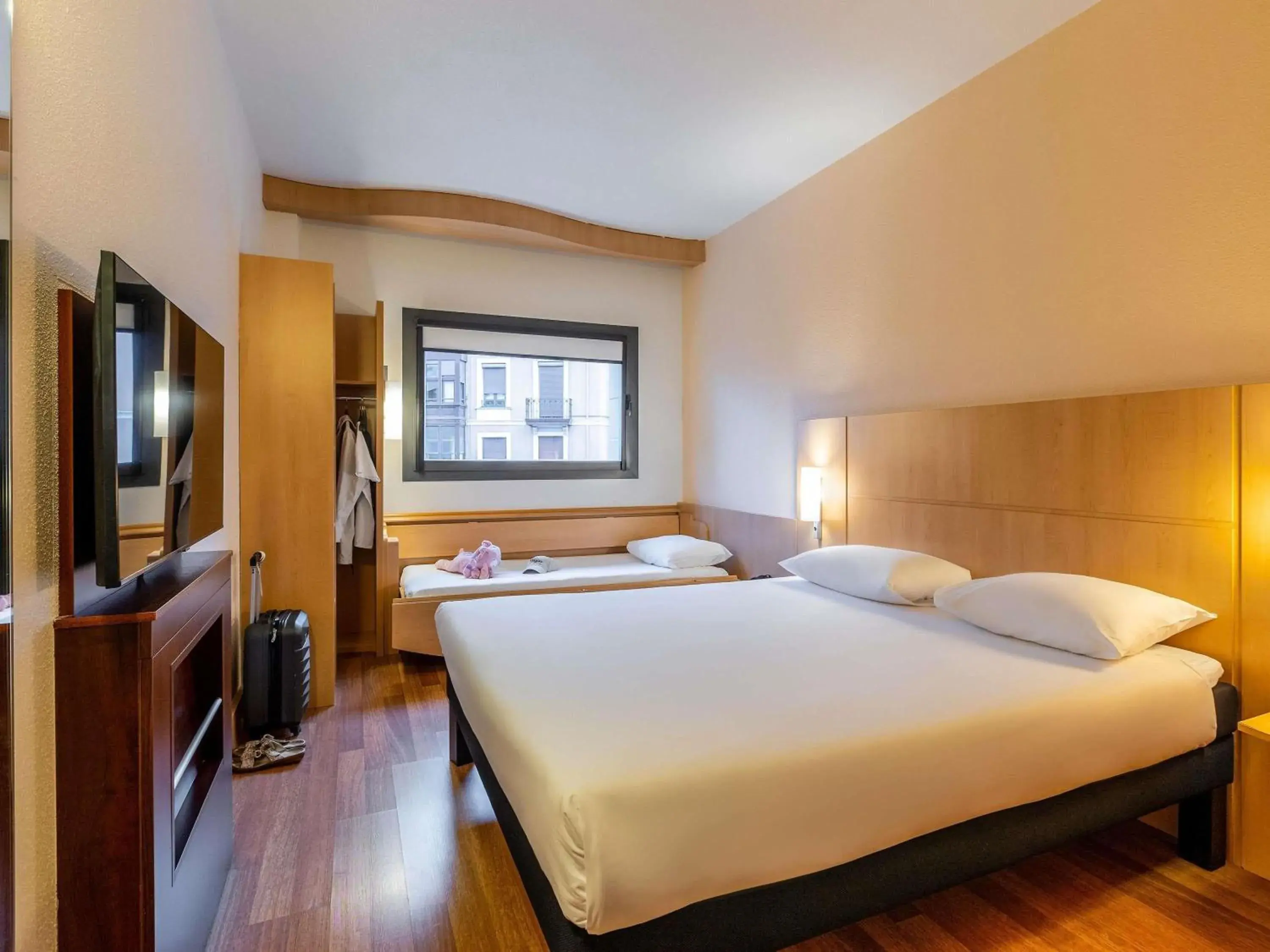 Standard Double Room with Extra Bed in Ibis Bilbao Centro Standard Double Room with Extra Bed in Ibis Bilbao Centro