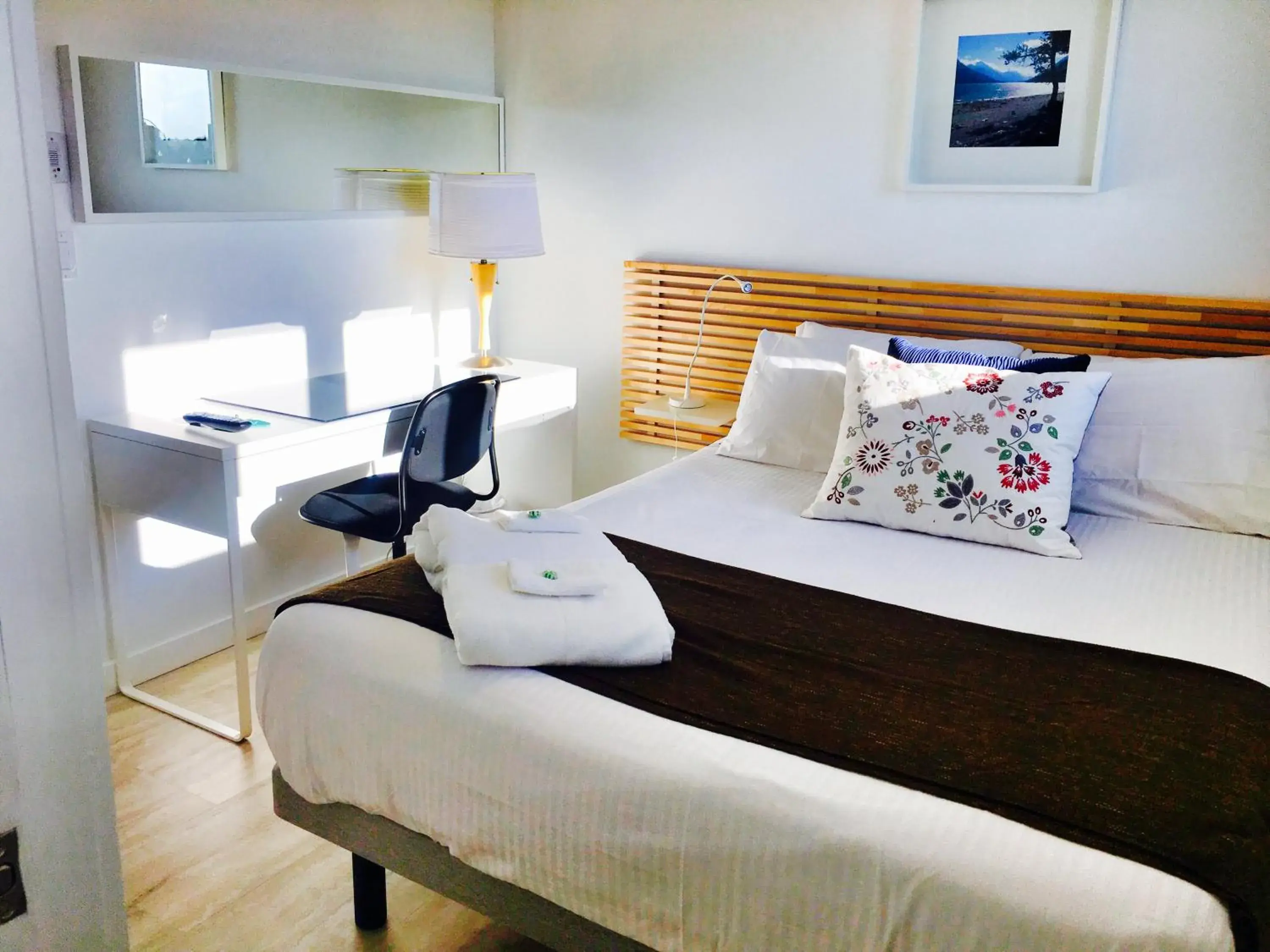 Standard Queen Room with Private Bath in The Inn on College Standard Queen Room with Private Bath in The Inn on College