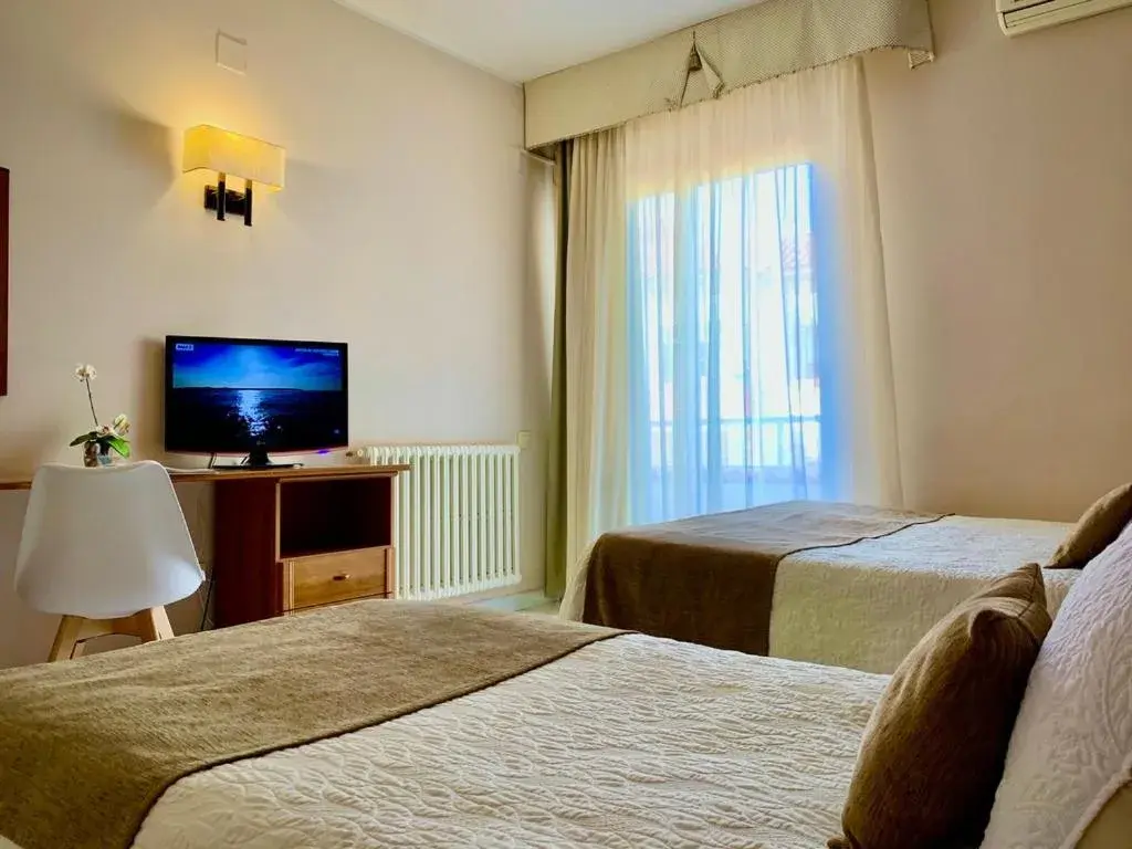 Triple Room with Balcony in Hotel Restaurant Llansola Triple Room with Balcony in Hotel Restaurant Llansola