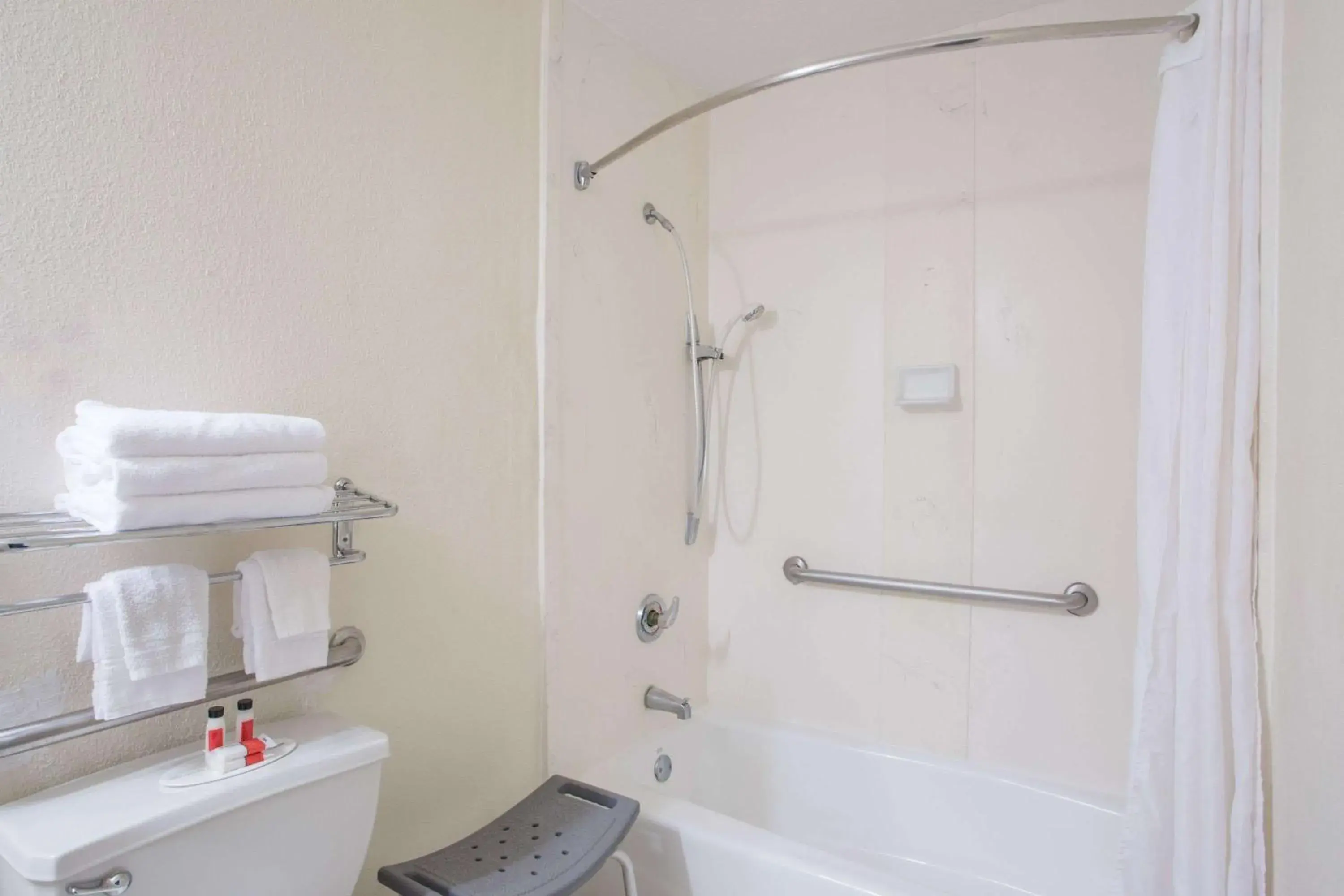 Deluxe Double Room - Disability Access/Non-Smoking in Days Inn by Wyndham Ormond Beach Deluxe Double Room - Disability Access/Non-Smoking in Days Inn by Wyndham Ormond Beach