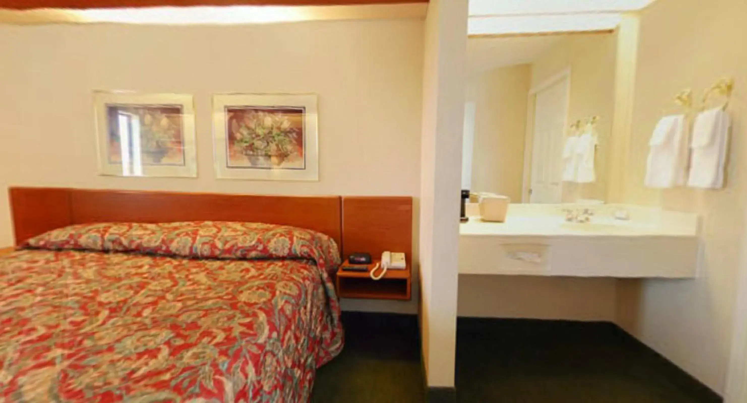 Queen Room with Two Queen Beds in Syracuse Inn and Suites Queen Room with Two Queen Beds in Syracuse Inn and Suites
