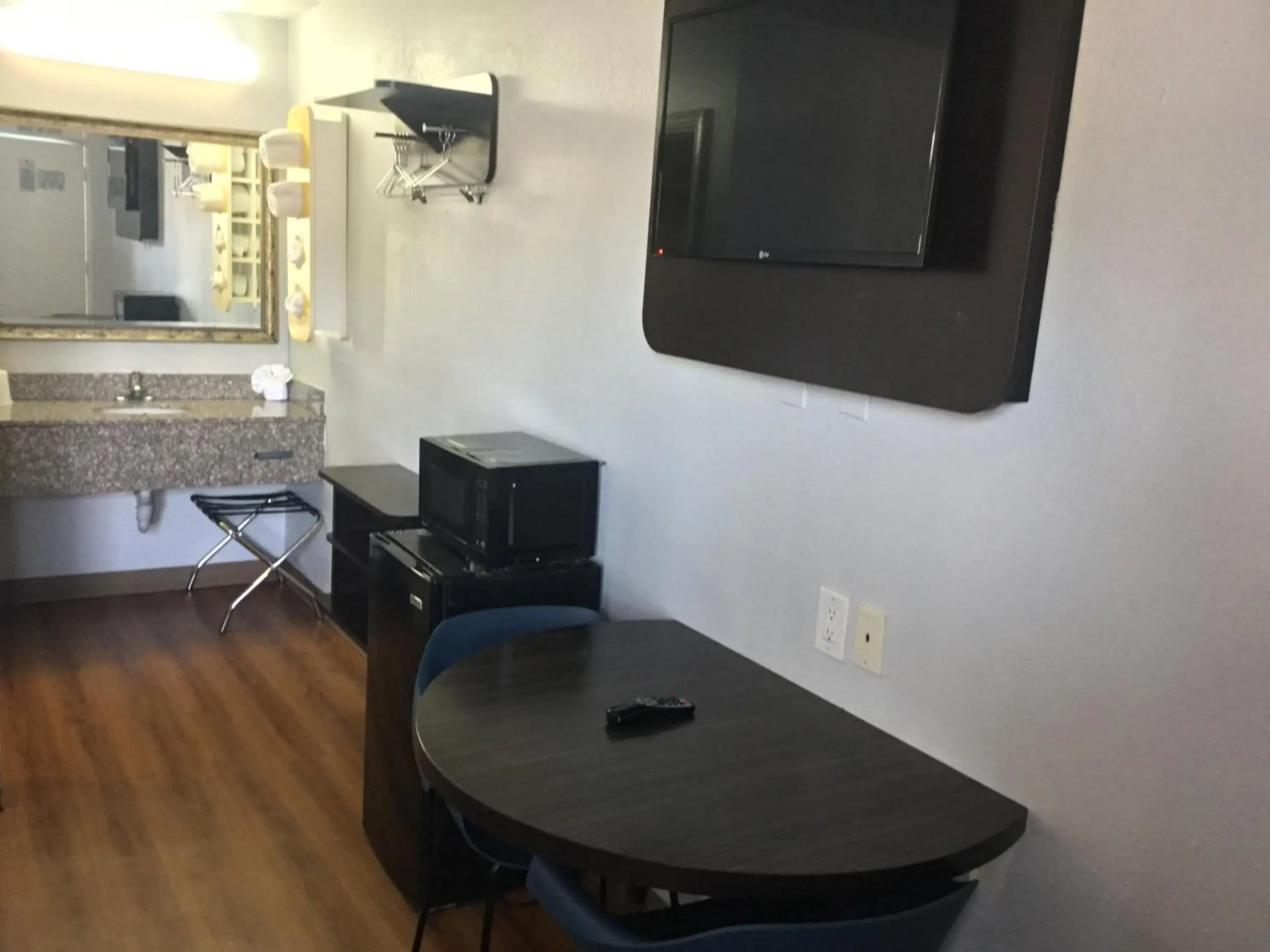 Quadruple Room - Smoking in Motel 6-El Paso, TX - West Quadruple Room - Smoking in Motel 6-El Paso, TX - West