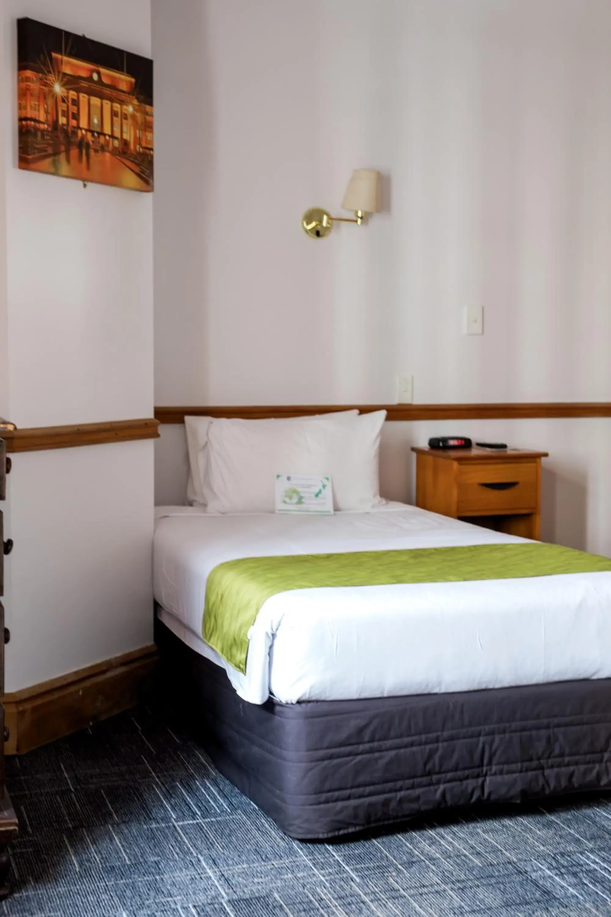 Single Room with Private Bathroom in The Cambridge Hotel & Backpackers Single Room with Private Bathroom in The Cambridge Hotel & Backpackers