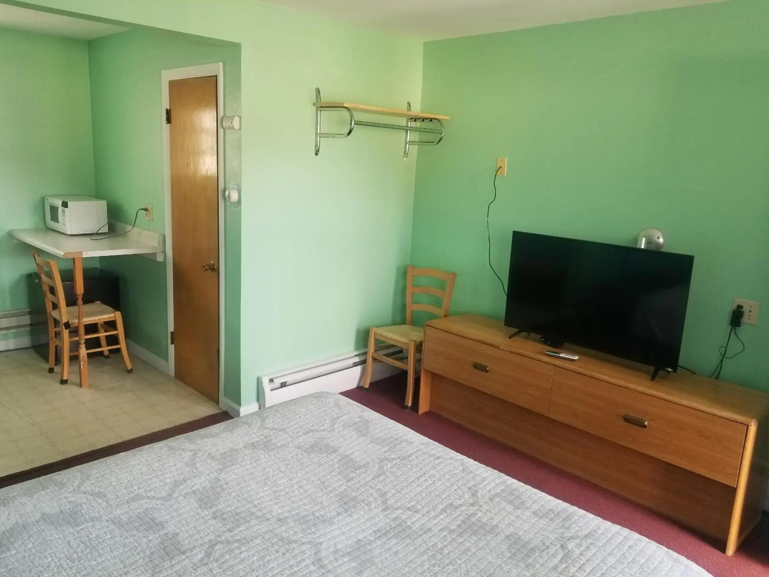 Budget Double Room in Two Rivers Inn Budget Double Room in Two Rivers Inn