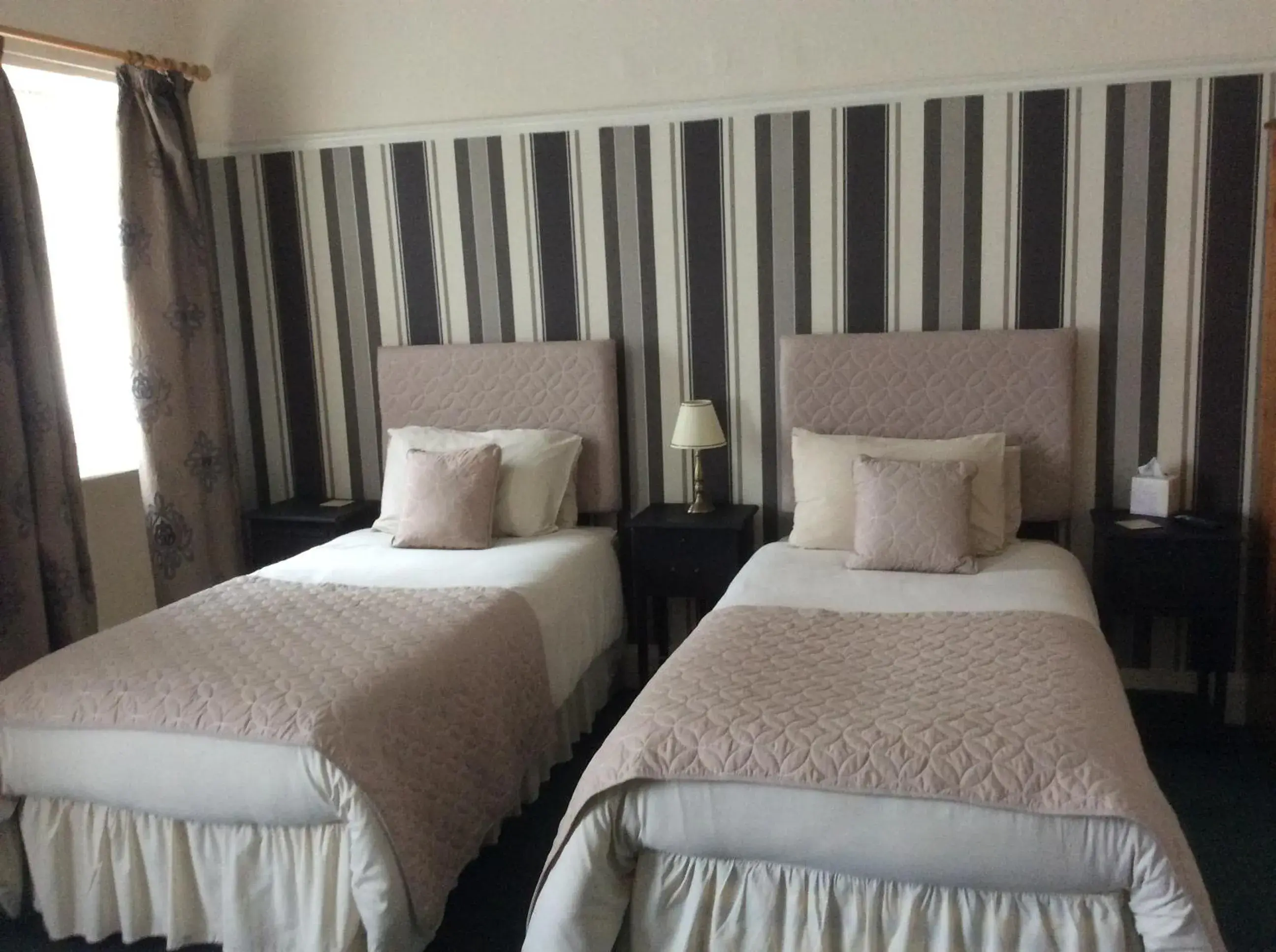 Large Twin Room - single occupancy in The Queens Large Twin Room - single occupancy in The Queens