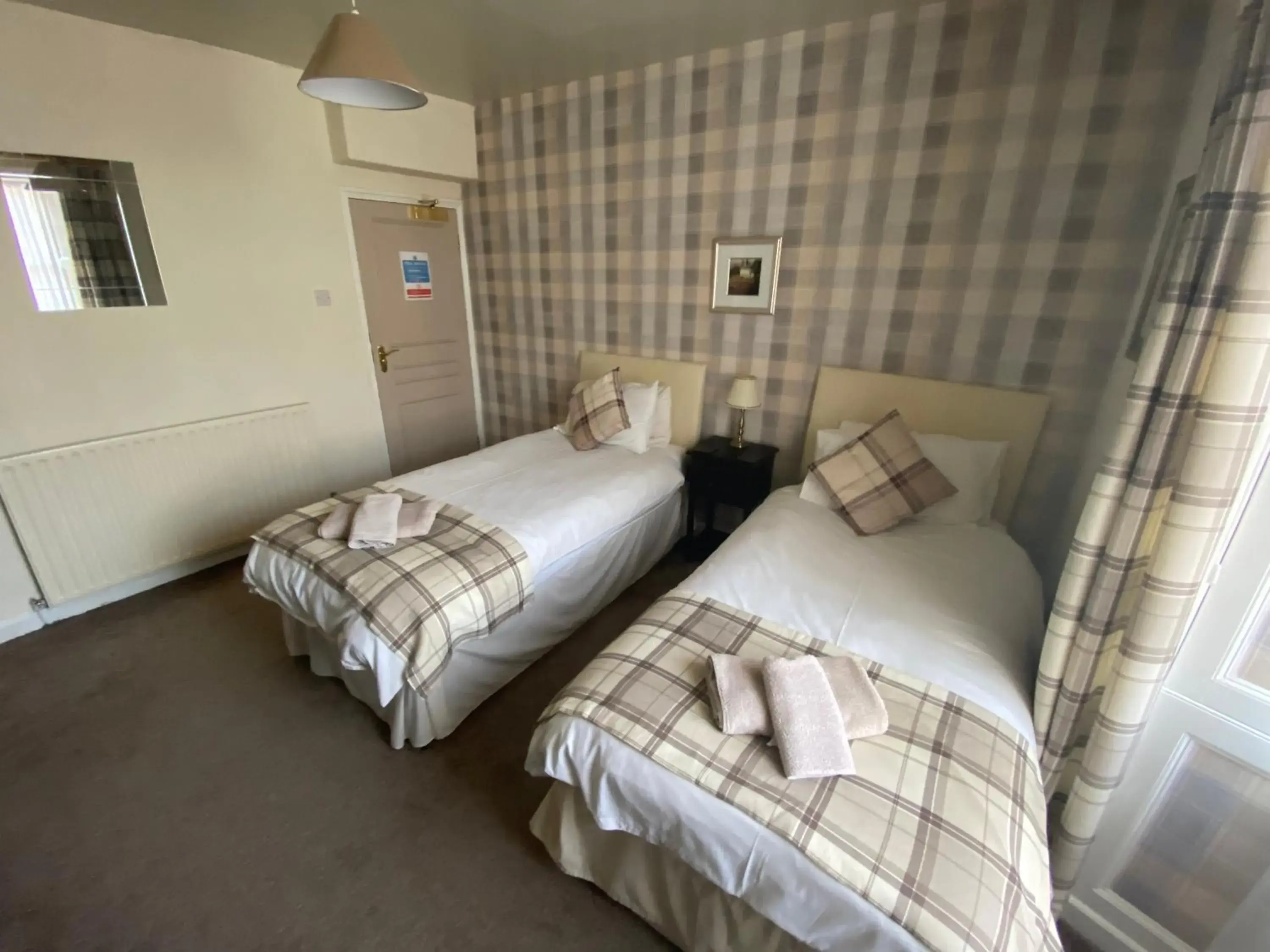 Twin Room with Private Bathroom - single occupancy in The Queens Twin Room with Private Bathroom - single occupancy in The Queens