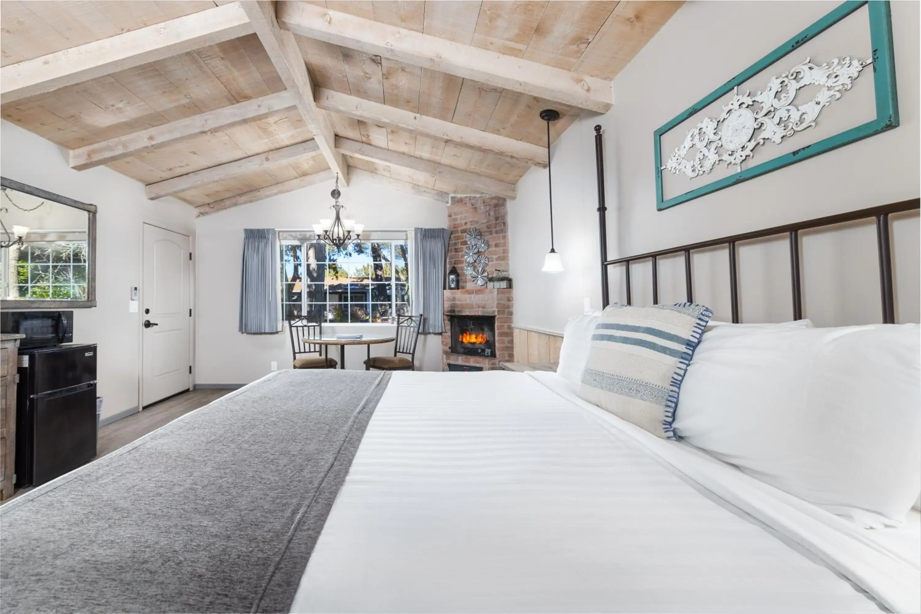 Deluxe King Room in Sky Ranch Lodge Deluxe King Room in Sky Ranch Lodge