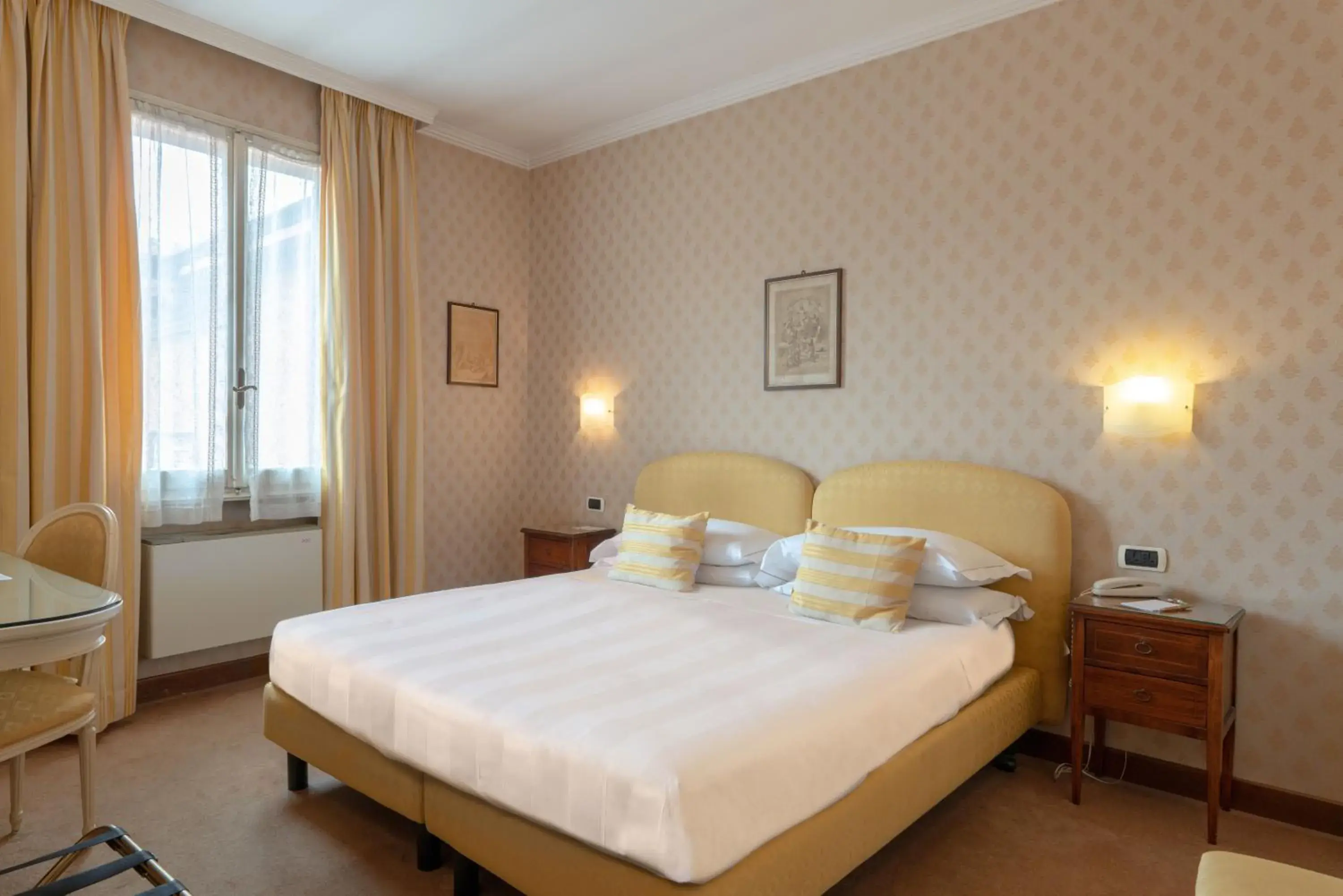 Budget Double Room in Phi Hotel Canalgrande Budget Double Room in Phi Hotel Canalgrande