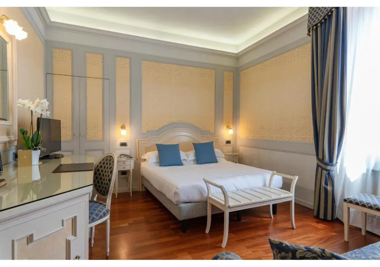 Deluxe Double Room in Phi Hotel Canalgrande Deluxe Double Room in Phi Hotel Canalgrande