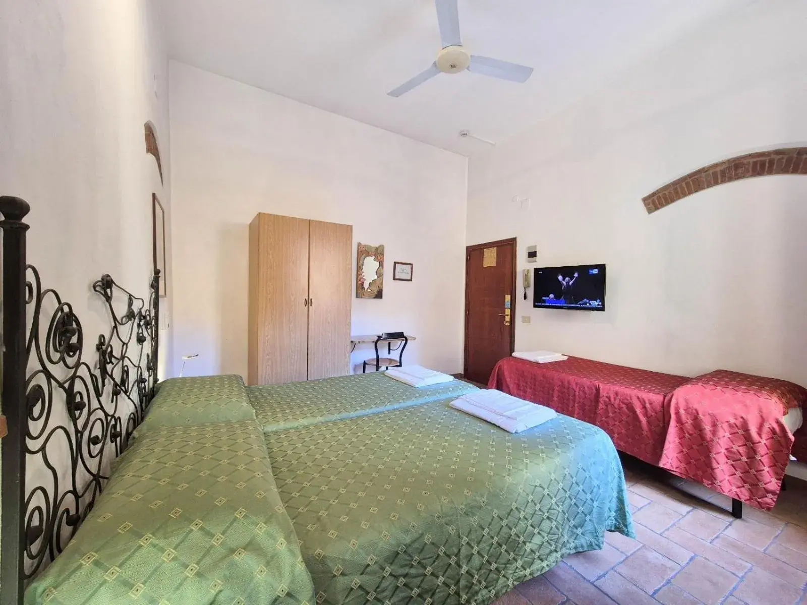 Triple Room in Helvetia Pisa Tower Triple Room in Helvetia Pisa Tower