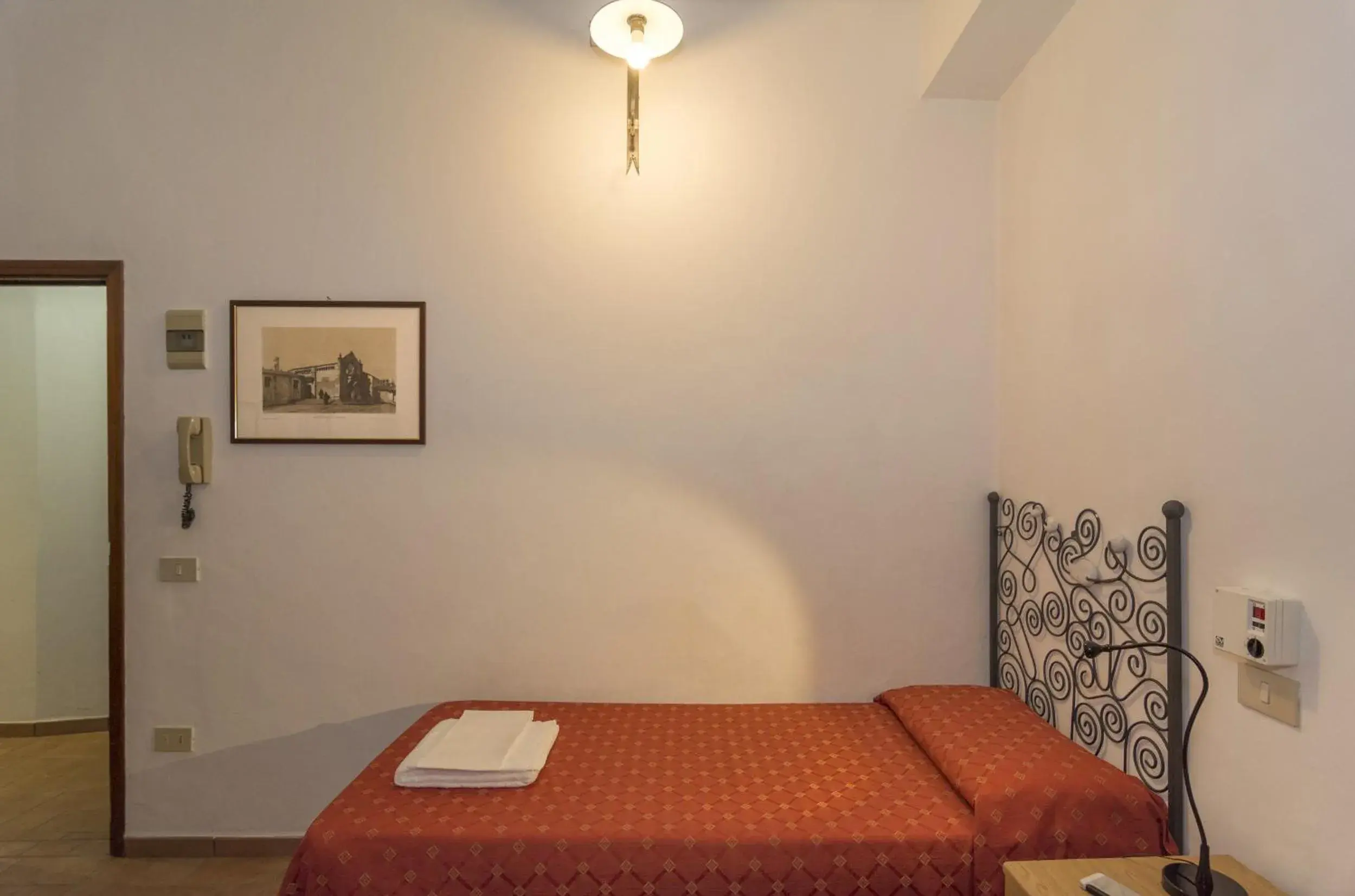 Single Room with Shared Bathroom in Helvetia Pisa Tower Single Room with Shared Bathroom in Helvetia Pisa Tower