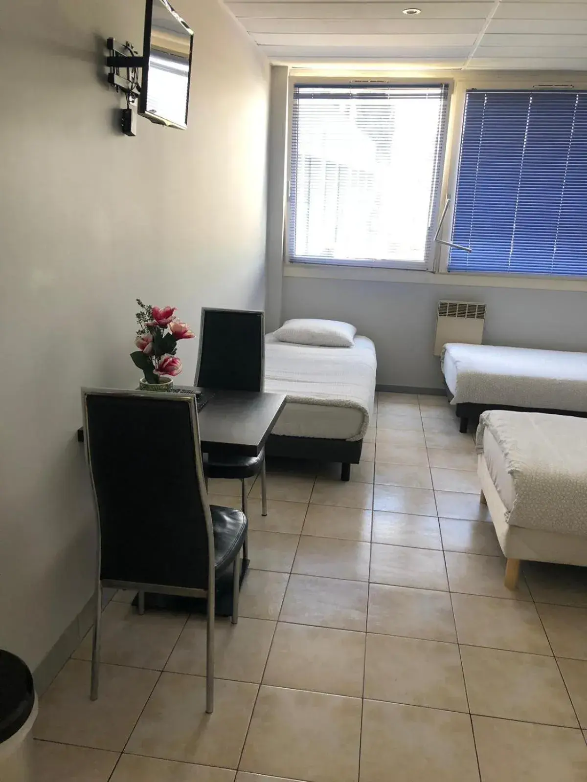 Triple Room with Shared Bathroom and Kitchens in PARIS par trains, AREA, Studios avec salle de bain et kitchenette Privées, OU, chambres avec salles bain et cuisines communes Triple Room with Shared Bathroom and Kitchens in PARIS par trains, AREA, Studios avec salle de bain et kitchenette Privées, OU, chambres avec salles bain et cuisines communes