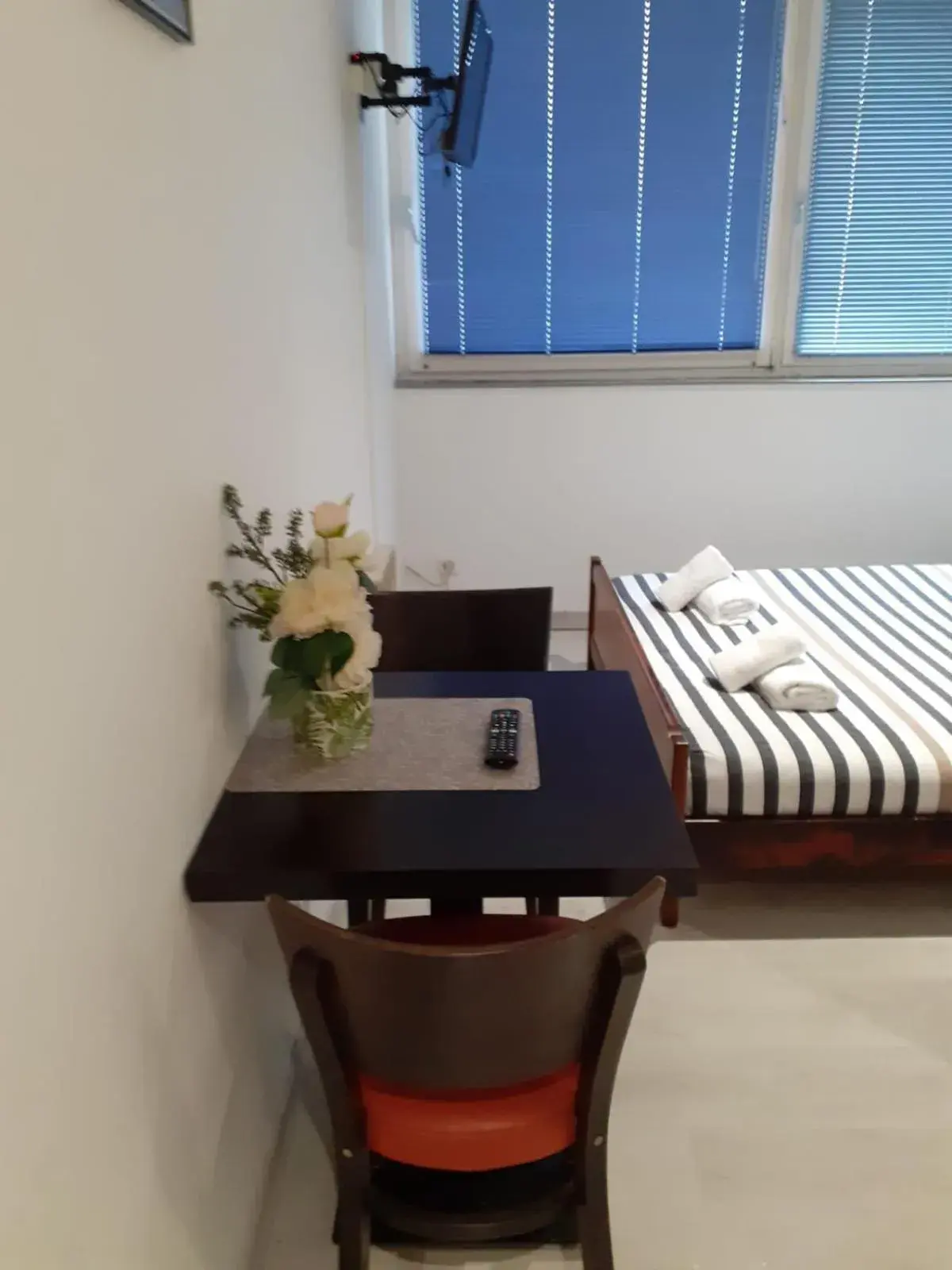 Double or Twin Room with Shared Bathroom and Kitchens in PARIS par trains, AREA, Studios avec salle de bain et kitchenette Privées, OU, chambres avec salles bain et cuisines communes Double or Twin Room with Shared Bathroom and Kitchens in PARIS par trains, AREA, Studios avec salle de bain et kitchenette Privées, OU, chambres avec salles bain et cuisines communes