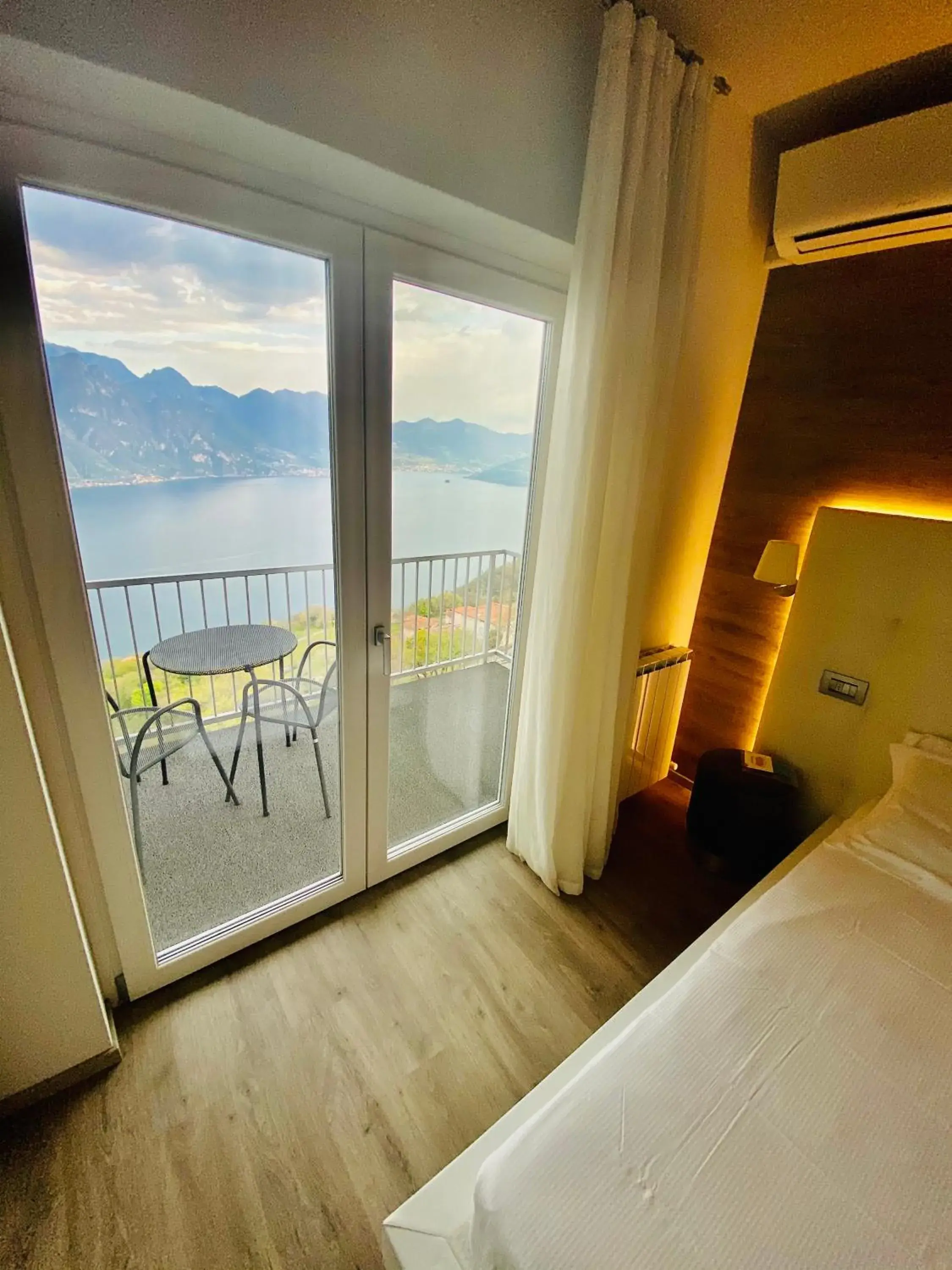 Double Room with Lake View in Esprit D'Hotel Panoramico Double Room with Lake View in Esprit D'Hotel Panoramico