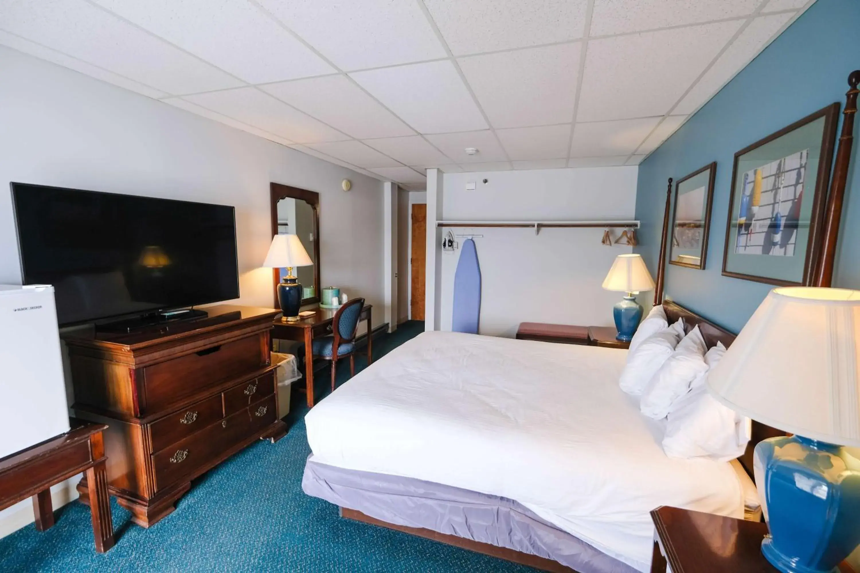 One Superior King Full Harbor View 2nd Floor in Boothbay Harbor Inn One Superior King Full Harbor View 2nd Floor in Boothbay Harbor Inn