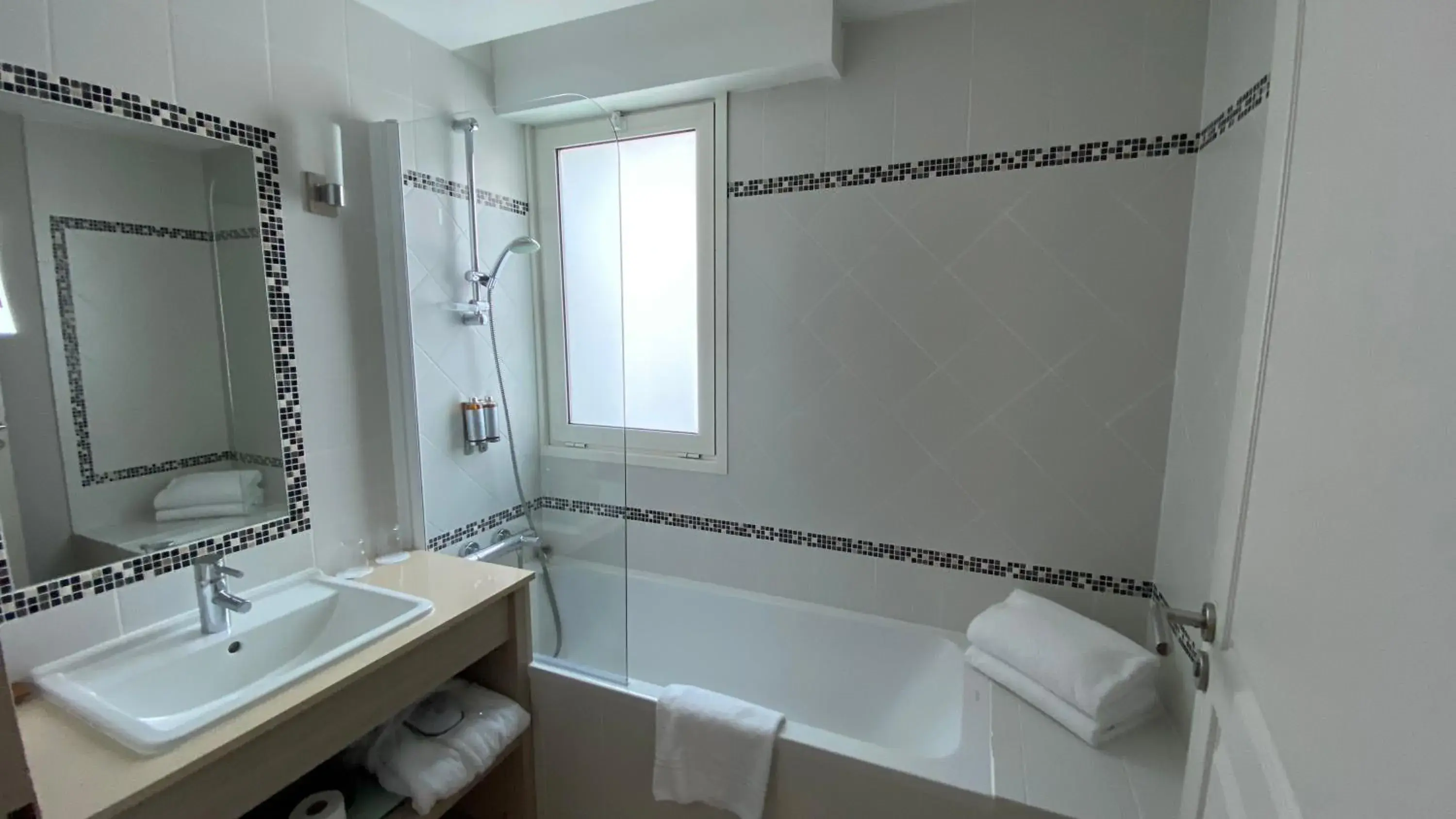 Club Double or Twin Room in Hôtel La Réserve Club Double or Twin Room in Hôtel La Réserve