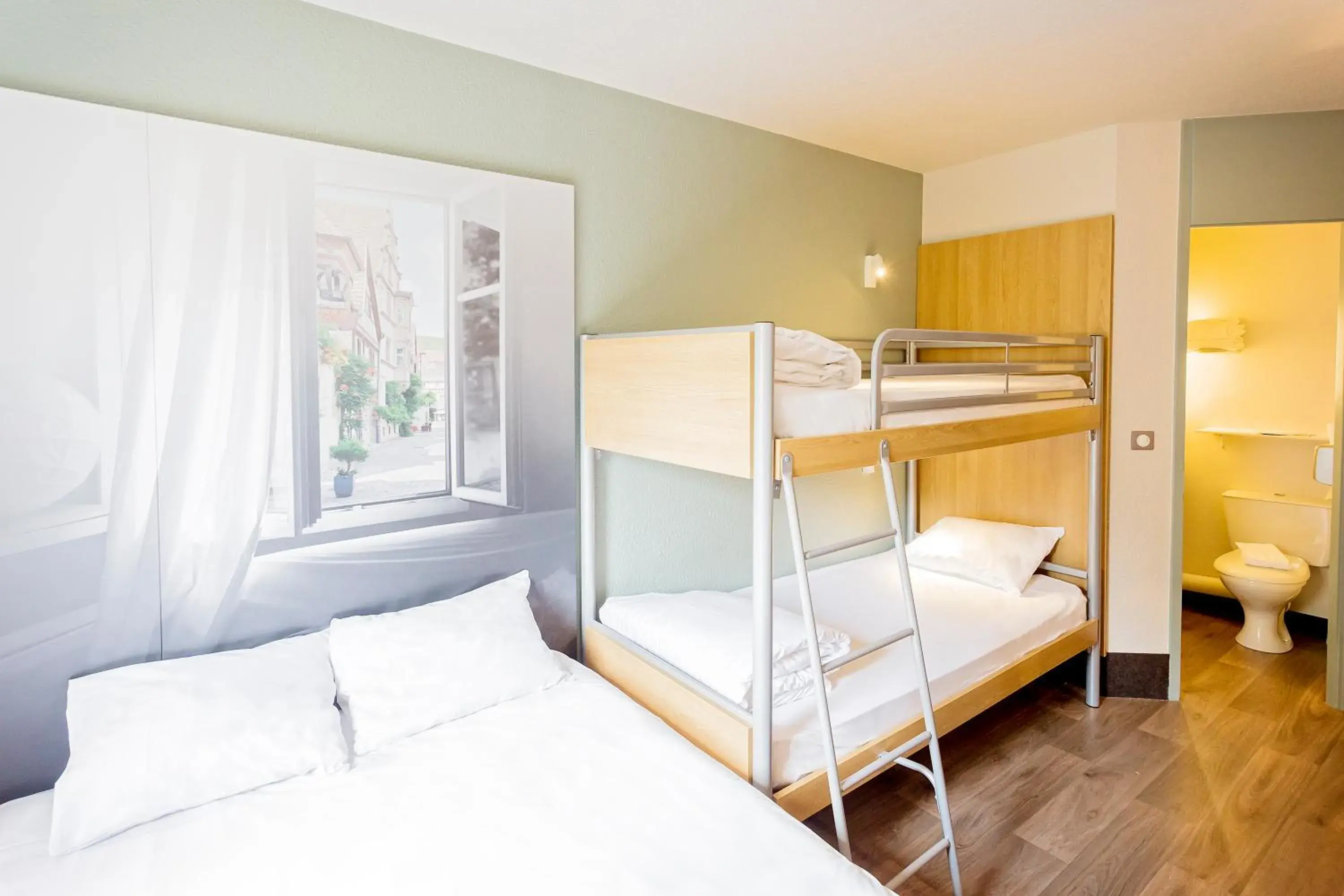 Quadruple Room in B&B HOTEL Aix-en-Provence Pont de l'Arc Quadruple Room in B&B HOTEL Aix-en-Provence Pont de l'Arc