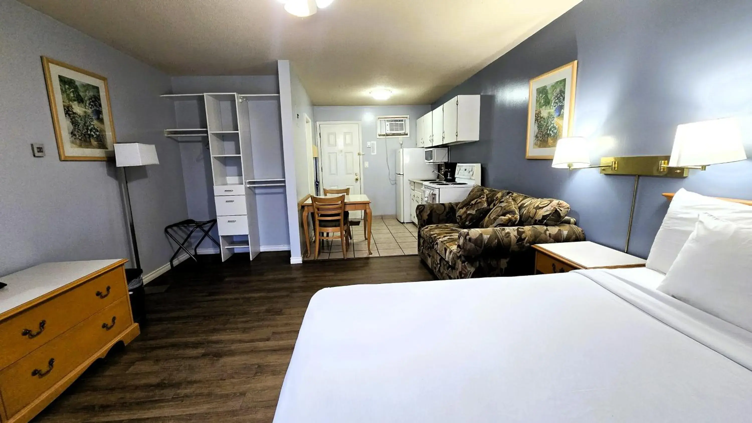 Queen Studio - single occupancy in Okanagan Seasons Resort Queen Studio - single occupancy in Okanagan Seasons Resort