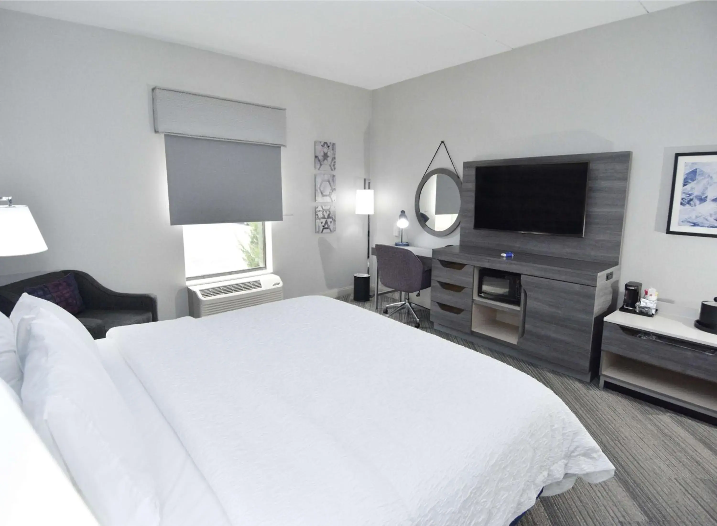 King Room with Accessible Tub - Mobility and Hearing Access/Non-Smoking in Hampton Inn Auburn King Room with Accessible Tub - Mobility and Hearing Access/Non-Smoking in Hampton Inn Auburn