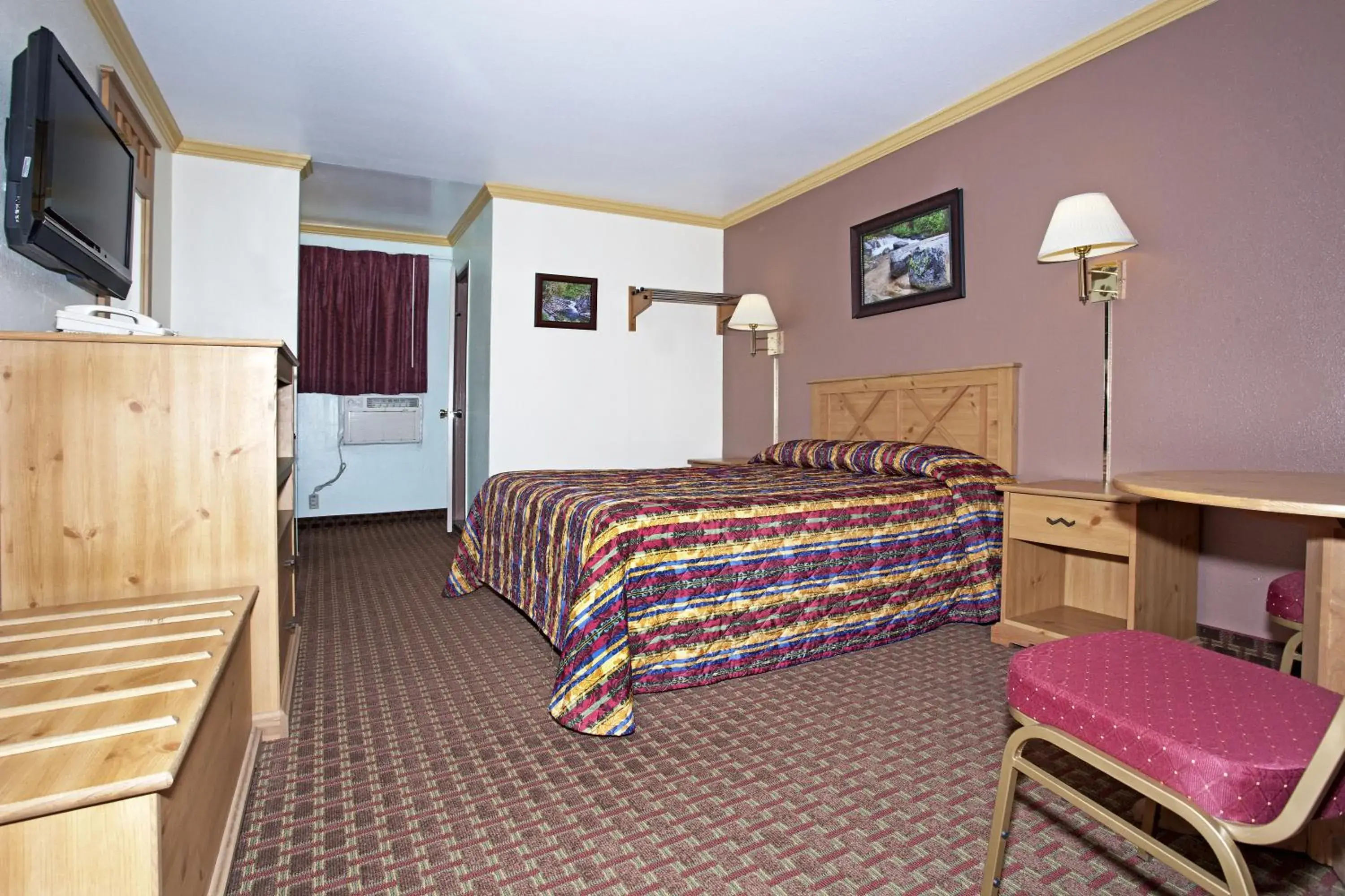 Queen Room in National 9 Inn - Placerville Queen Room in National 9 Inn - Placerville