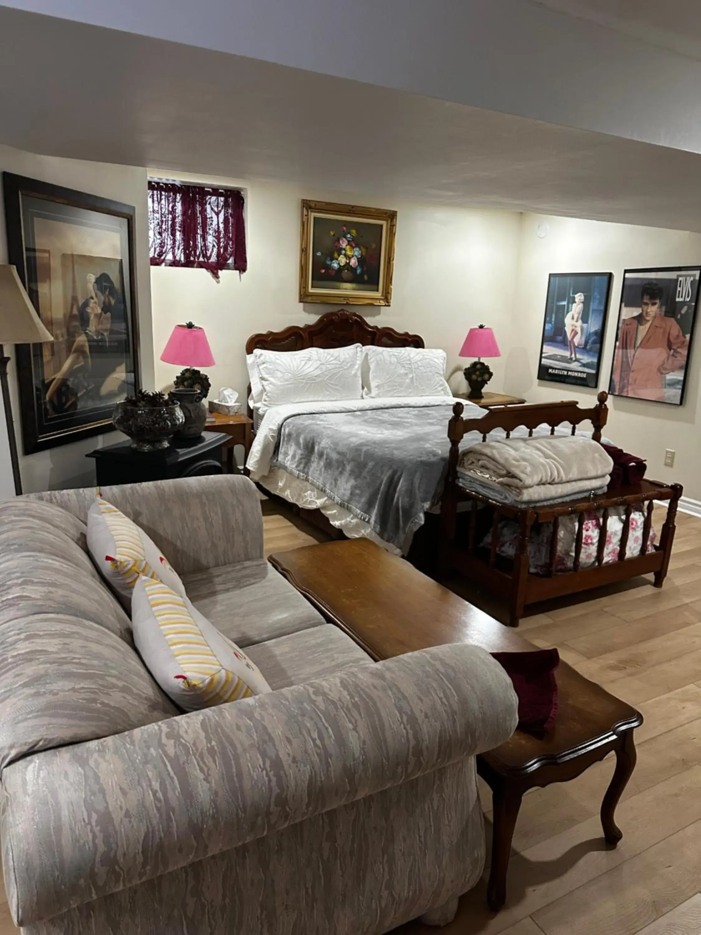 Deluxe Double Room with Bath in Blue Gables Bed and Breakfast Deluxe Double Room with Bath in Blue Gables Bed and Breakfast