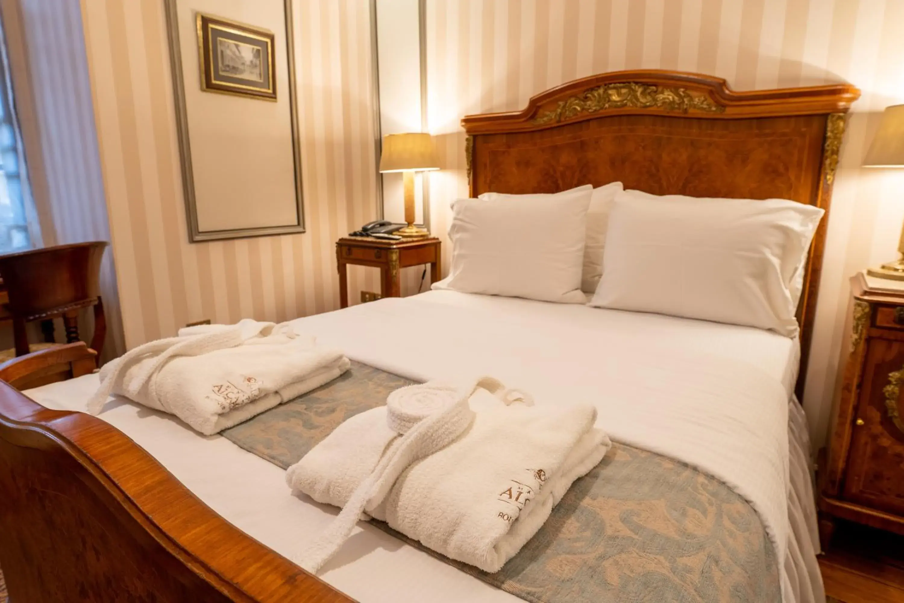 Small Double Room in Mansion Alcazar Small Double Room in Mansion Alcazar