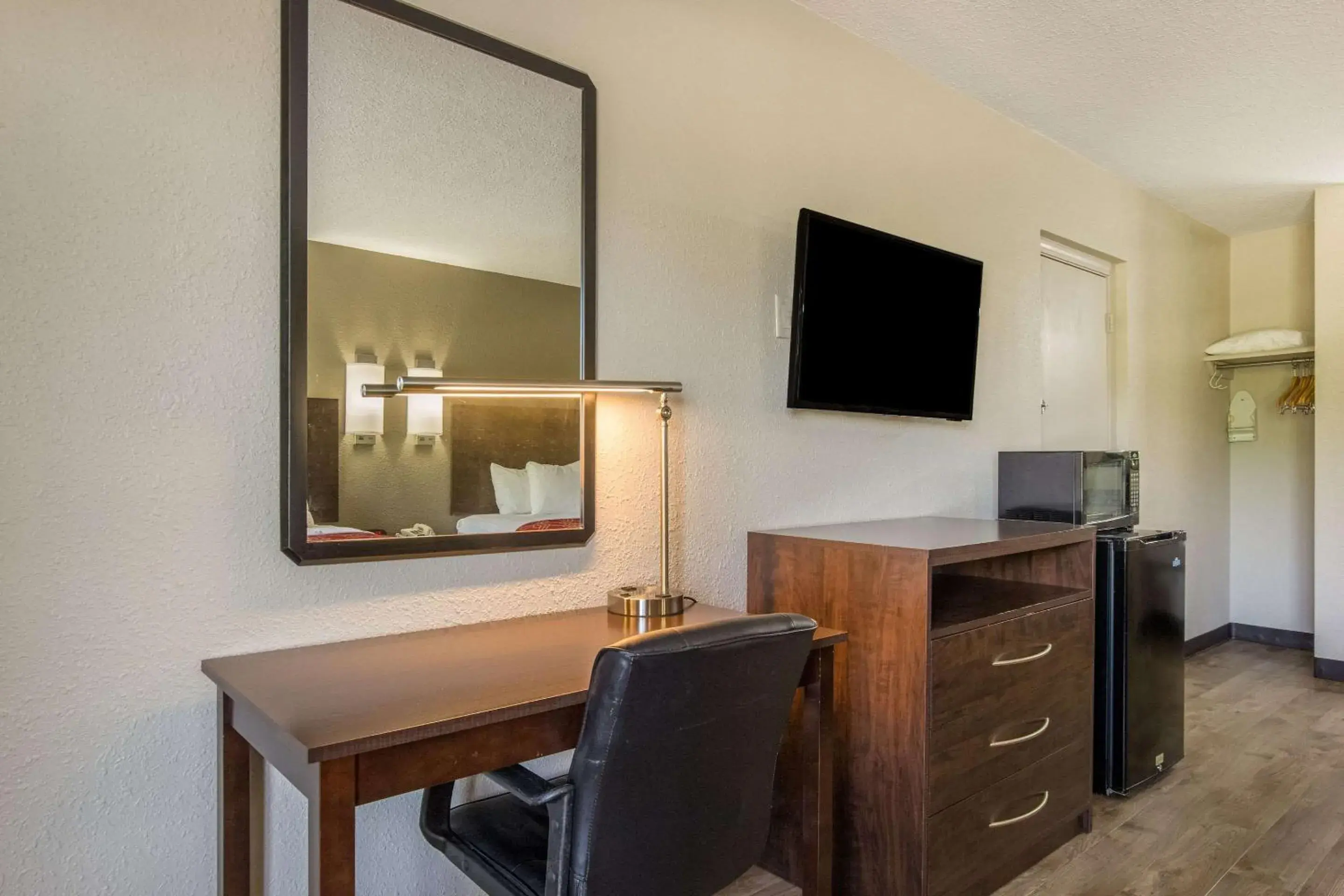 Double Room with Two Double Beds - Smoking in Econo Lodge Fort Knox Double Room with Two Double Beds - Smoking in Econo Lodge Fort Knox