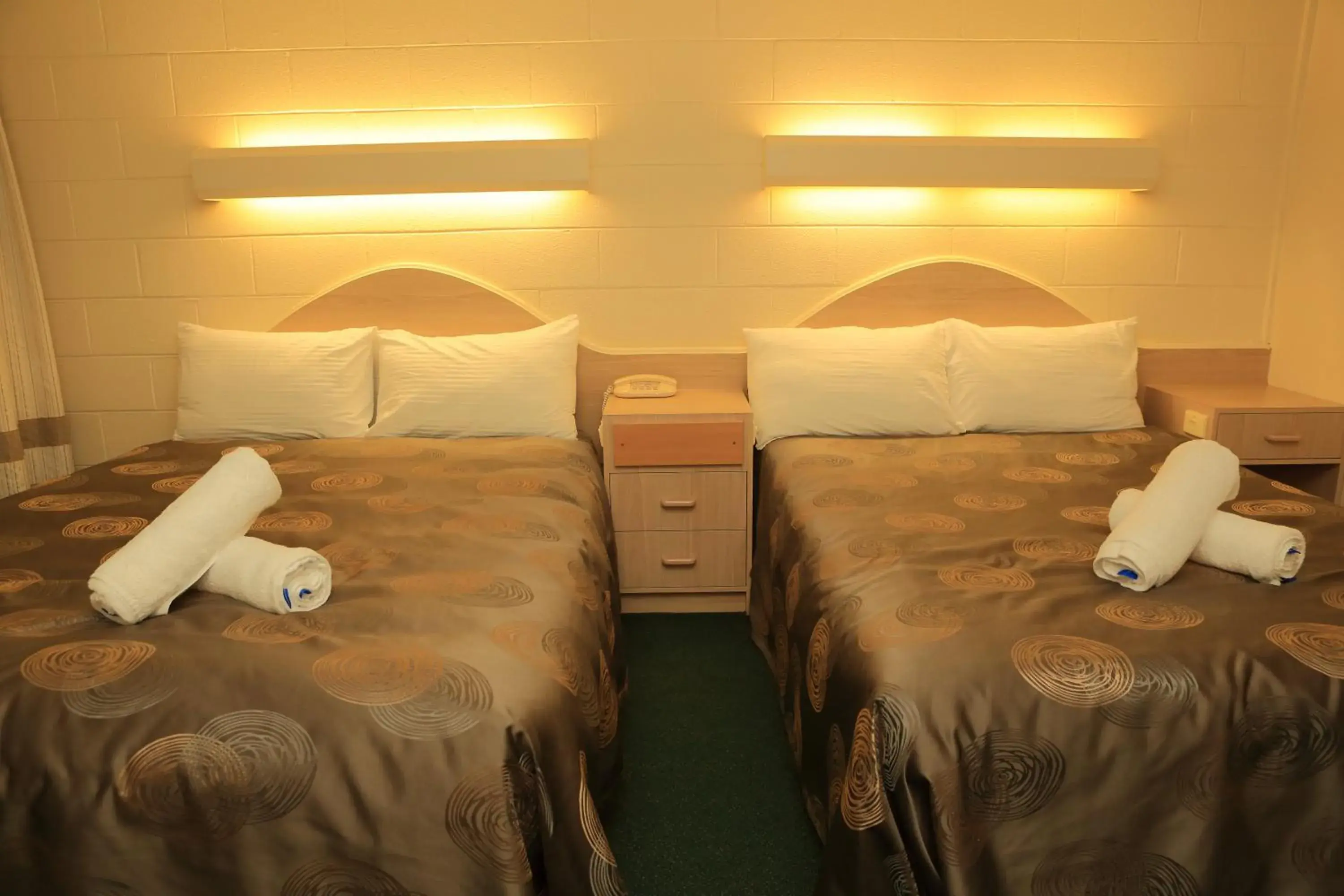 Quadruple Room - Non Pet Friendly in Ocean Views Motel Lakes Entrance Quadruple Room - Non Pet Friendly in Ocean Views Motel Lakes Entrance