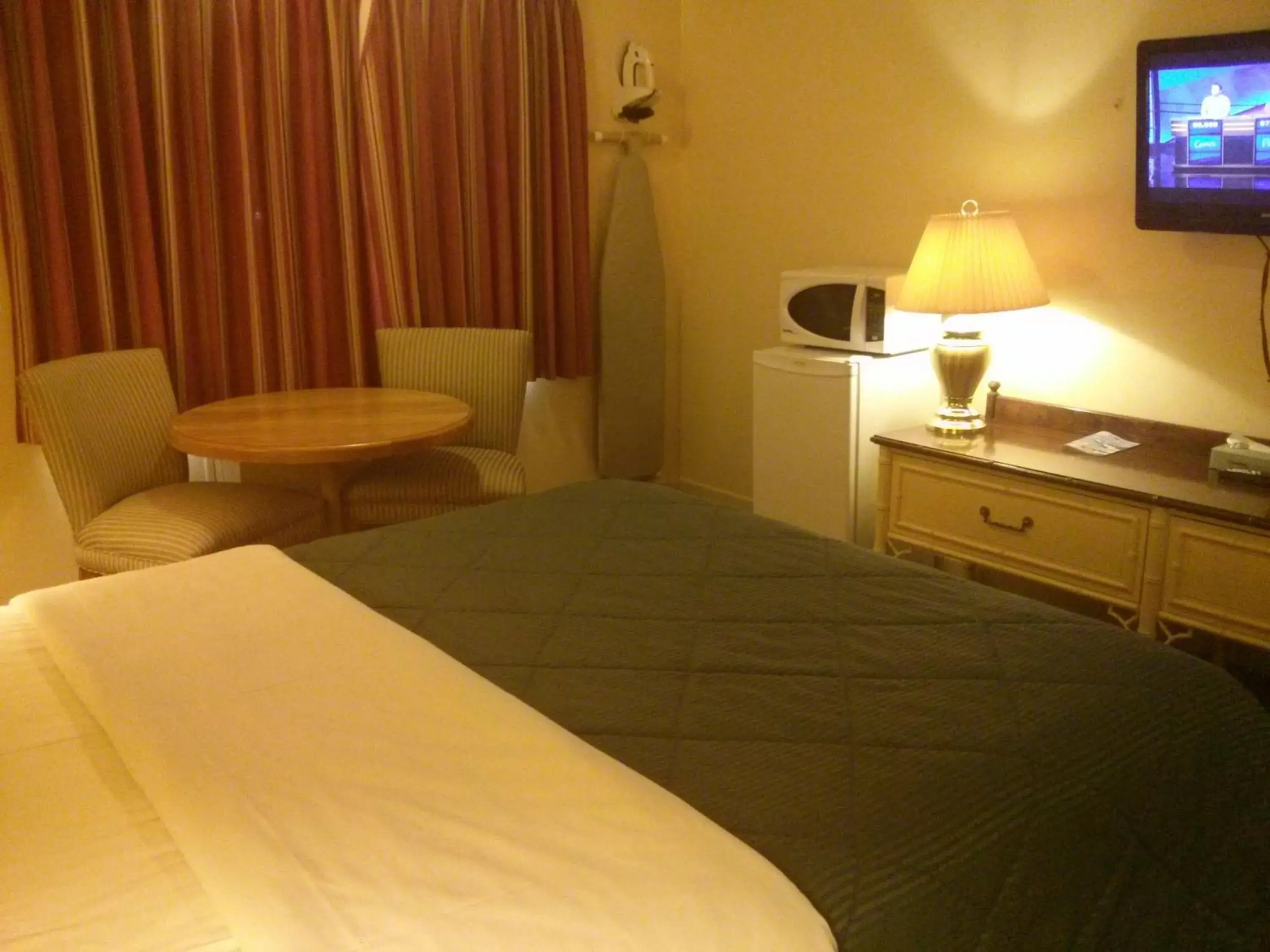 Queen Room - Non-Smoking in Port Motel Queen Room - Non-Smoking in Port Motel