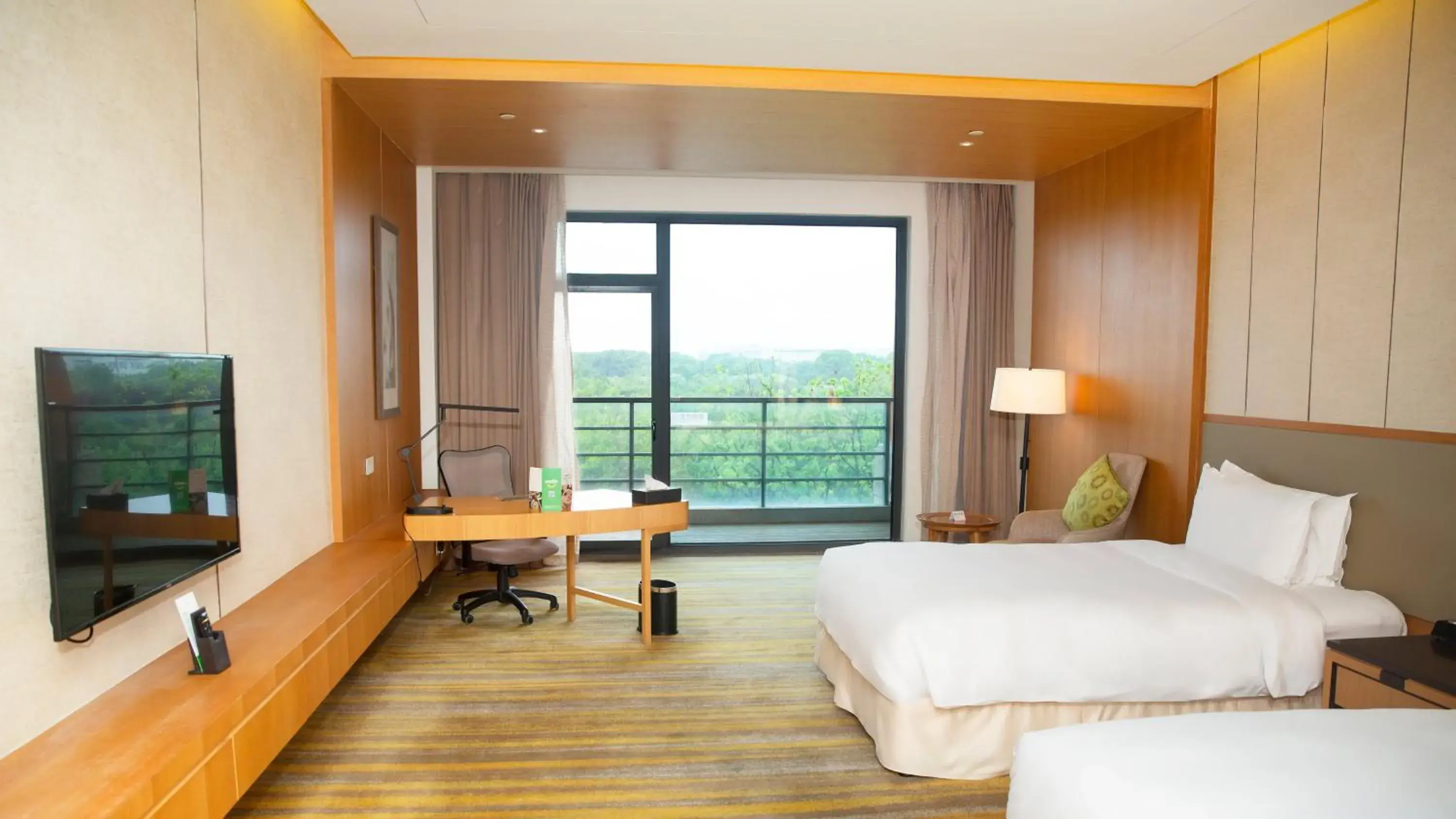 Standard Twin Room with Garden View in Holiday Inn Kunshan Huaqiao by IHG Standard Twin Room with Garden View in Holiday Inn Kunshan Huaqiao by IHG