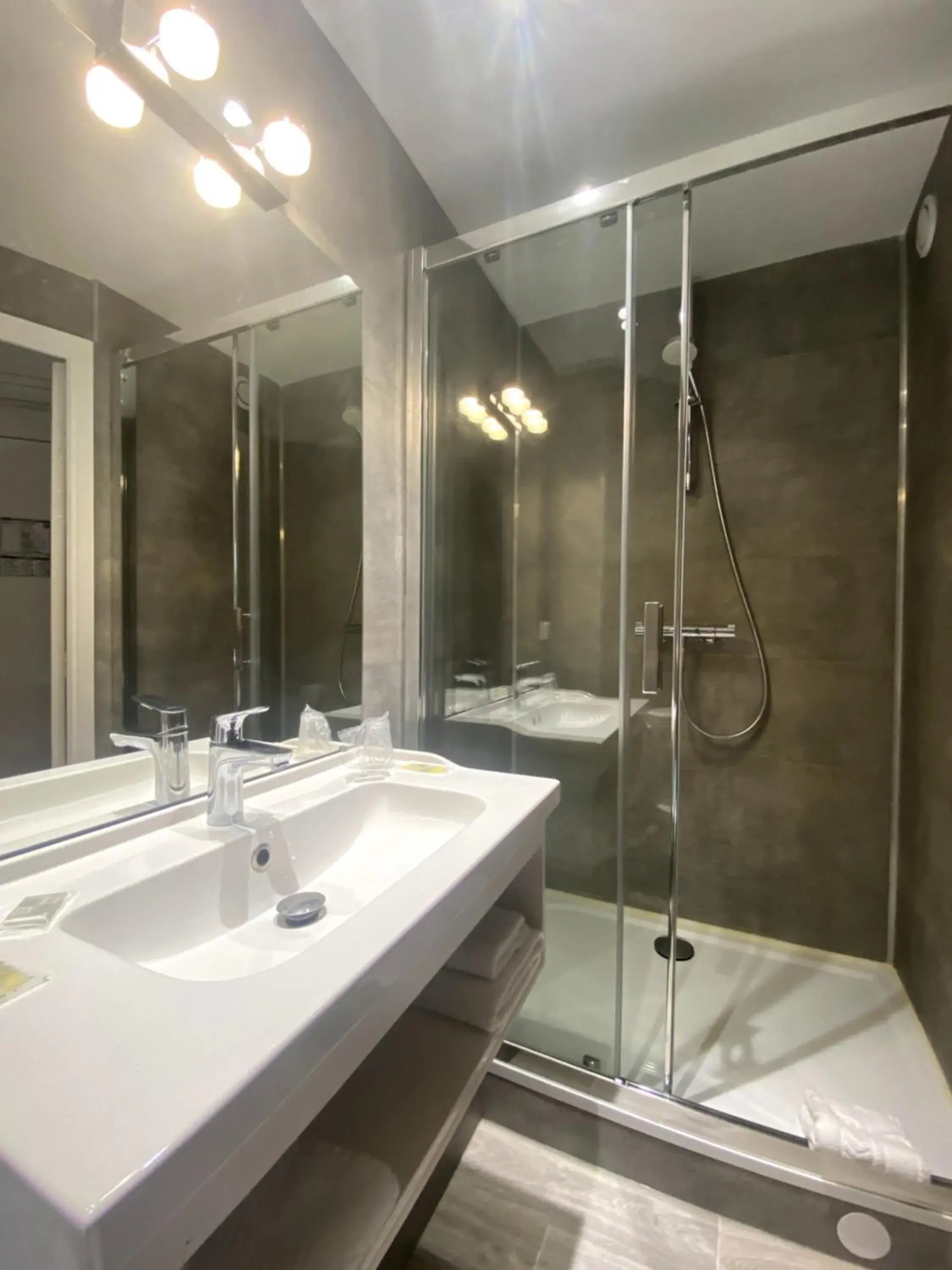 Twin Room in Hotel Victor Hugo Twin Room in Hotel Victor Hugo