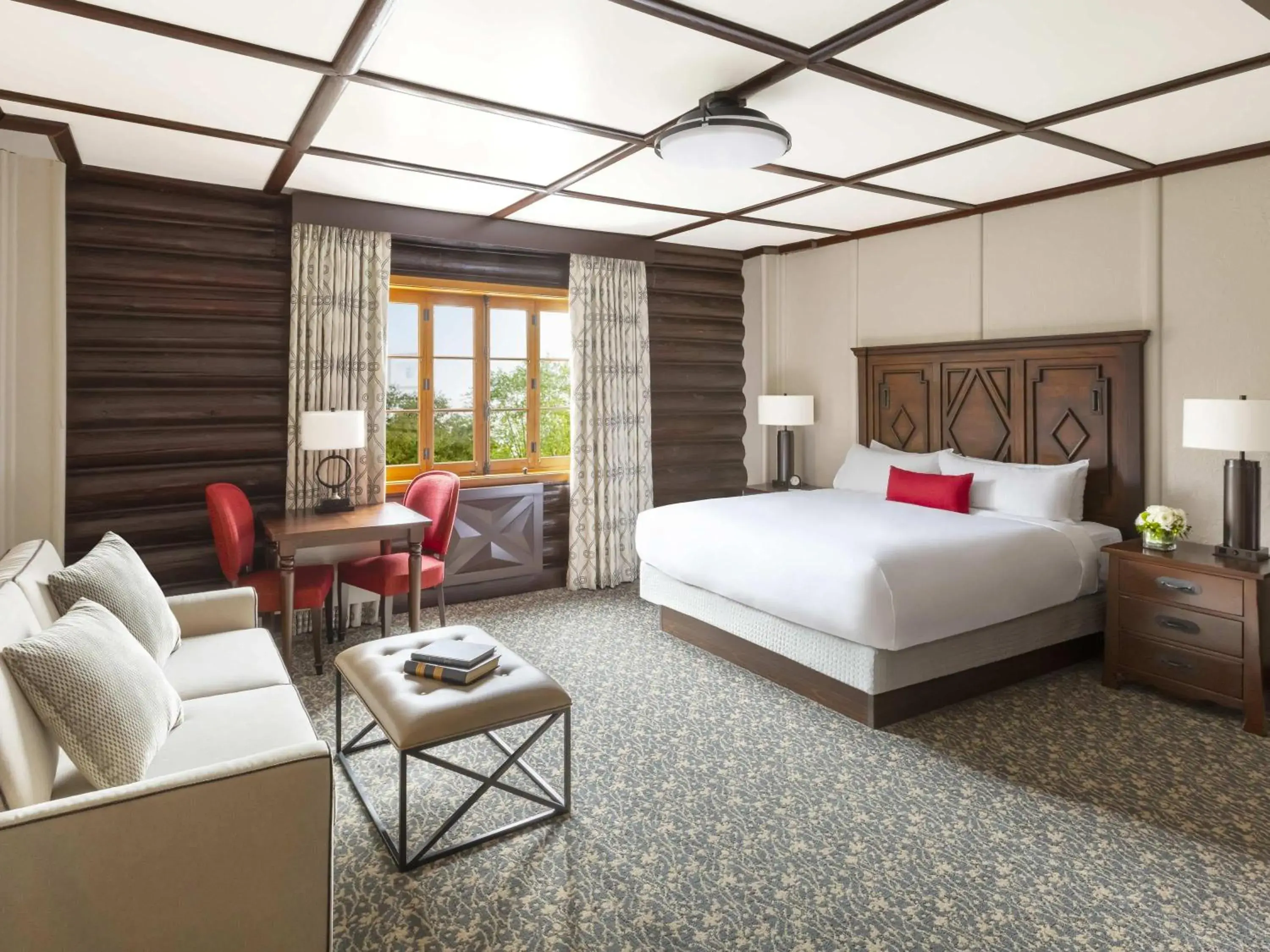 Deluxe Luxury King Room with View in Fairmont Le Chateau Montebello Deluxe Luxury King Room with View in Fairmont Le Chateau Montebello