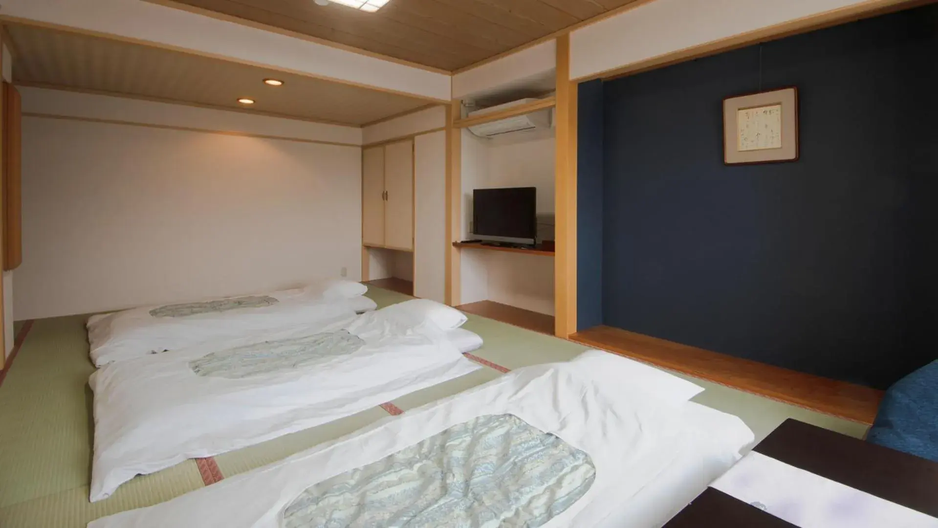 Economy Triple Room with Shared Bathroom in Hotel Tsubakino Economy Triple Room with Shared Bathroom in Hotel Tsubakino