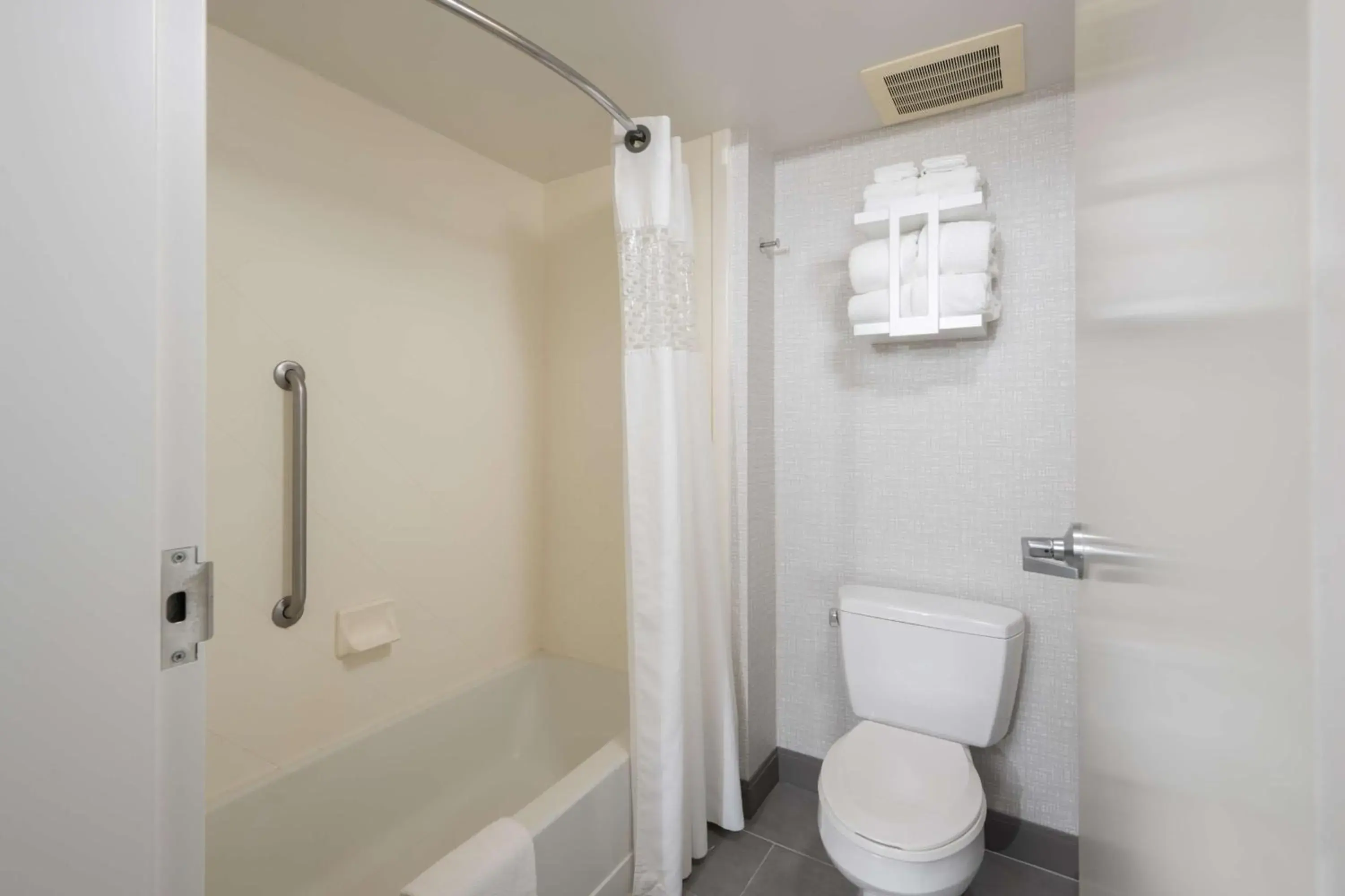 King Room with Sofa Bed - Non-Smoking in Hampton Inn & Suites - Cape Cod / West Yarmouth King Room with Sofa Bed - Non-Smoking in Hampton Inn & Suites - Cape Cod / West Yarmouth