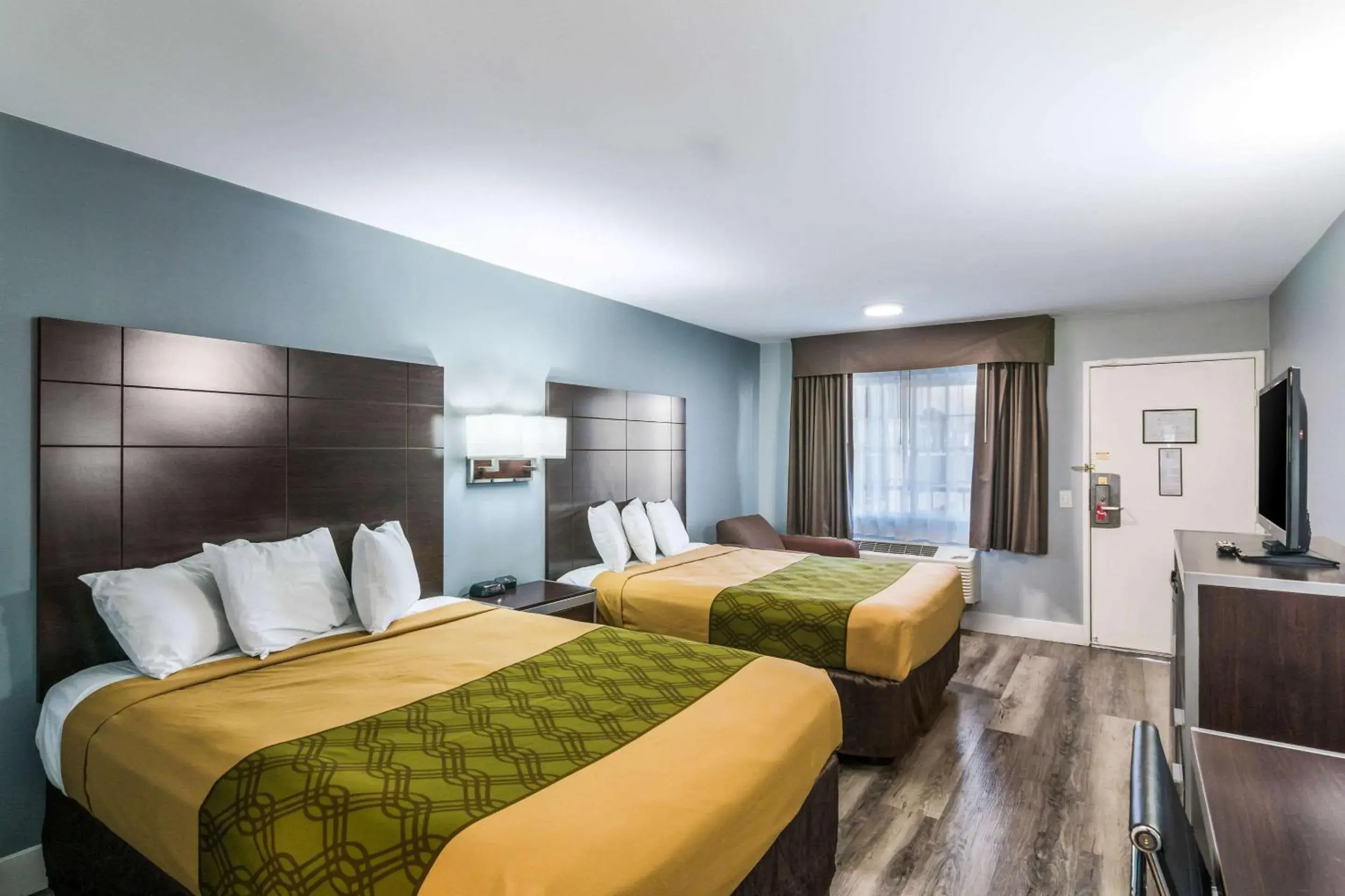 Standard Room With Two Queen Beds - Non-Smoking in Econo Lodge Hesperia - Victorville I-15 Standard Room With Two Queen Beds - Non-Smoking in Econo Lodge Hesperia - Victorville I-15