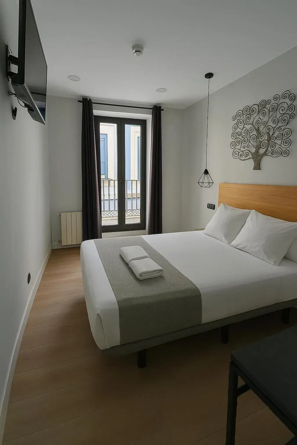 Deluxe Double Room with Balcony in CH Lemon Rooms - Madrid Deluxe Double Room with Balcony in CH Lemon Rooms - Madrid