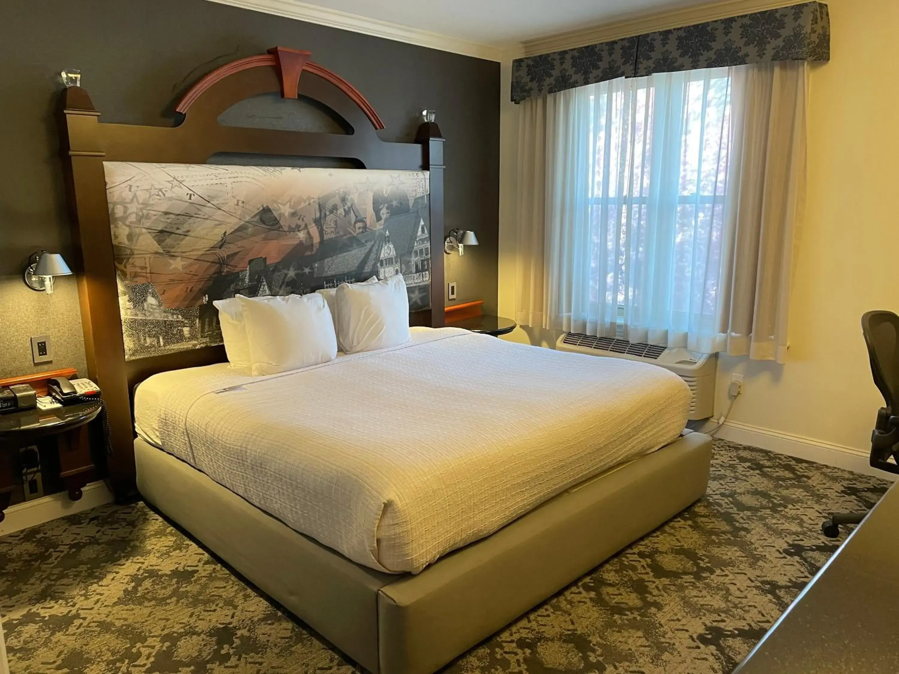 King Room - single occupancy - Disability Access in Chestnut Hill Hotel King Room - single occupancy - Disability Access in Chestnut Hill Hotel