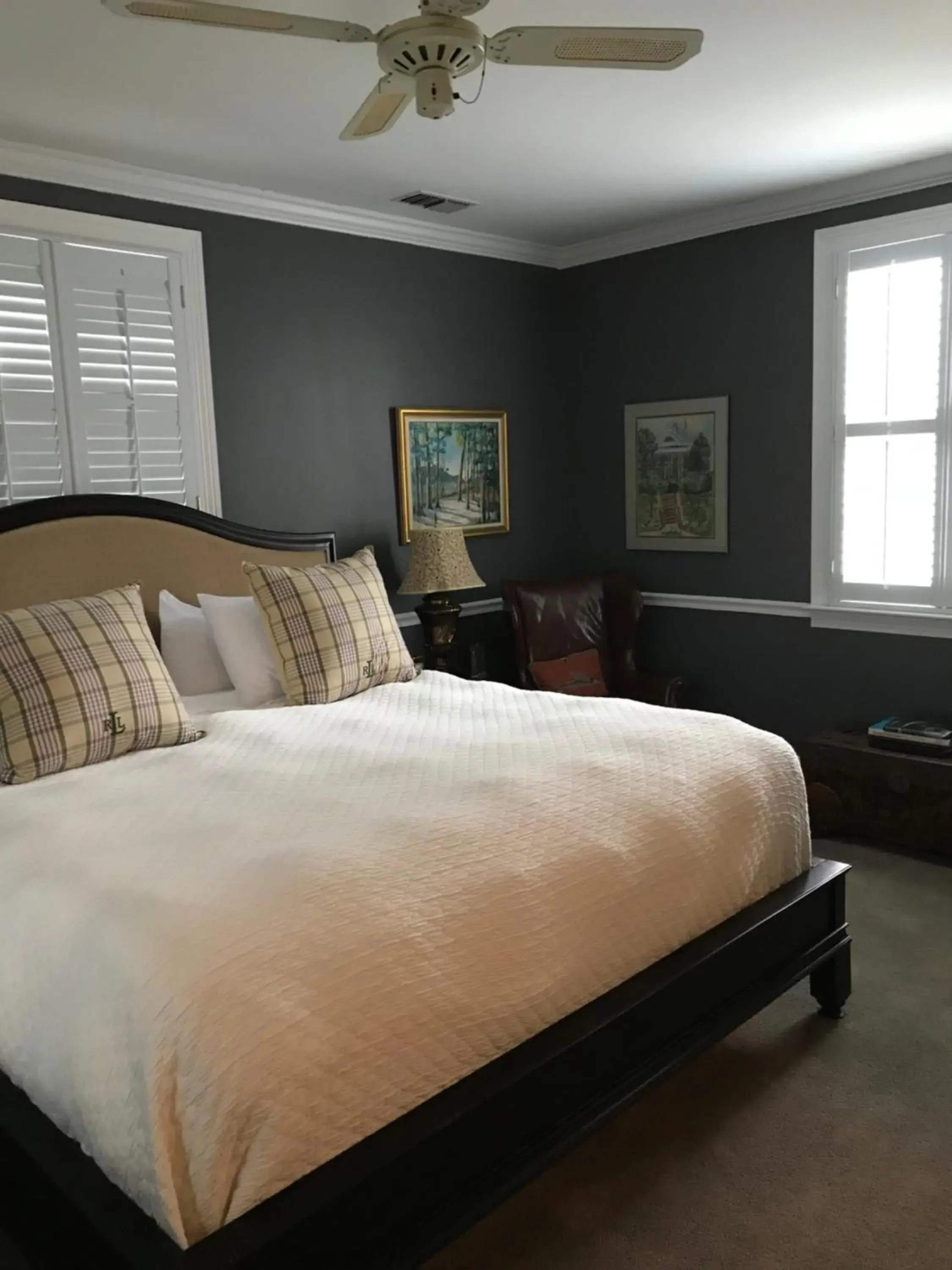 Deluxe King Room in Springwood Inn Deluxe King Room in Springwood Inn