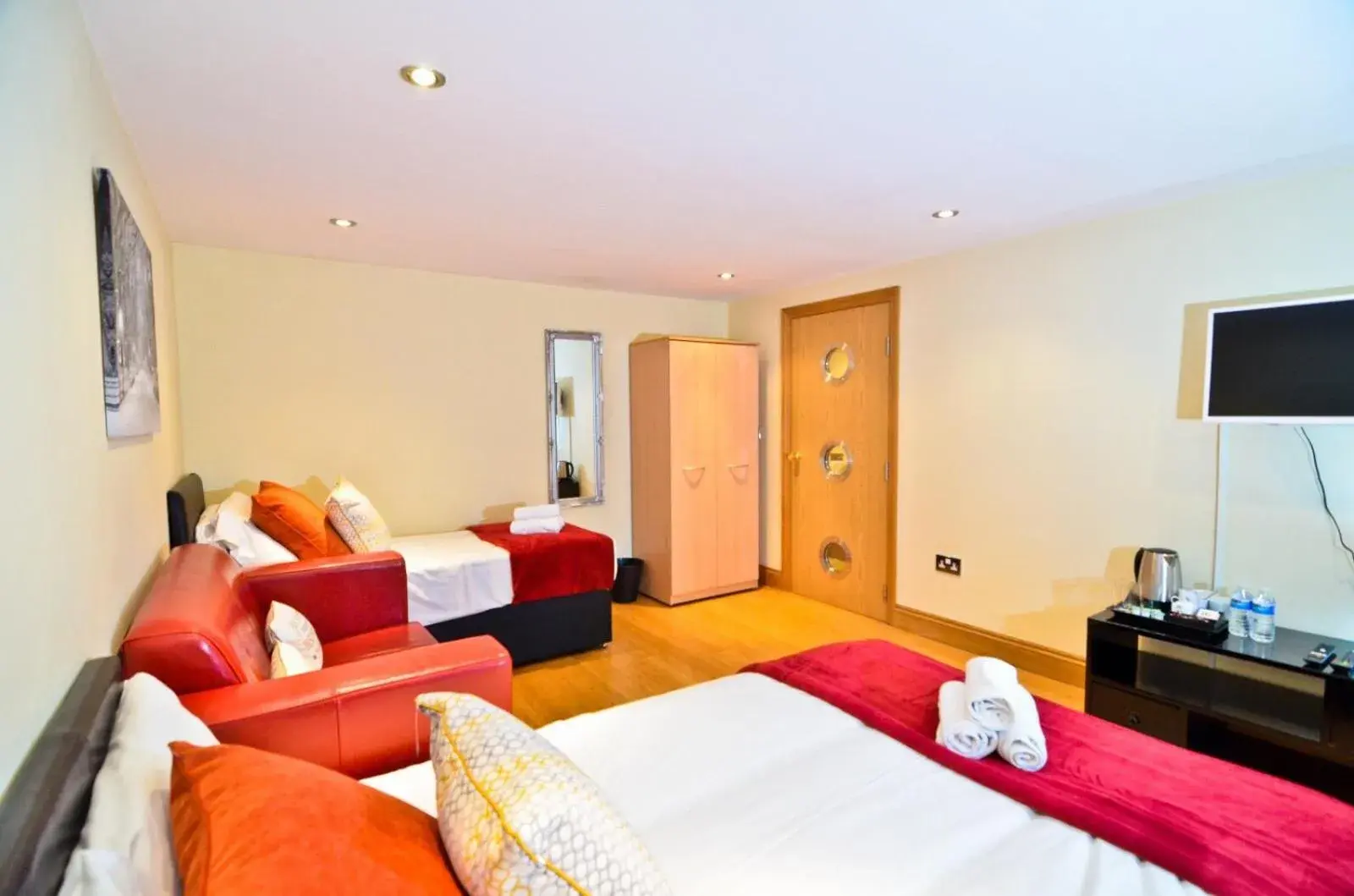 Basic Triple Room with Shared Bathroom in Thames View House Surrey Quays Basic Triple Room with Shared Bathroom in Thames View House Surrey Quays