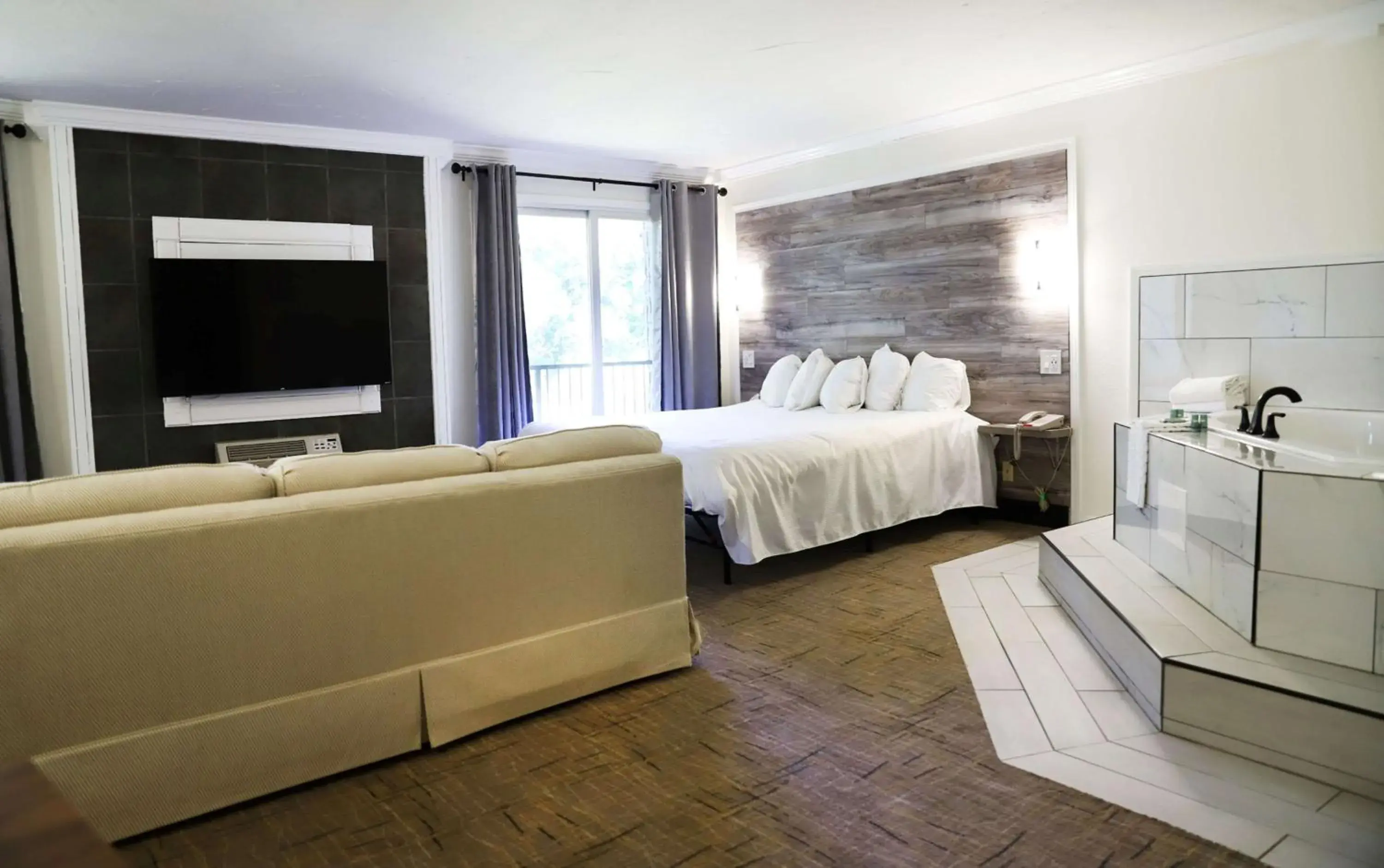 King Suite with Spa Bath - Honeymoon Room/Non-Smoking in Best Western Branson Inn and Conference Center King Suite with Spa Bath - Honeymoon Room/Non-Smoking in Best Western Branson Inn and Conference Center