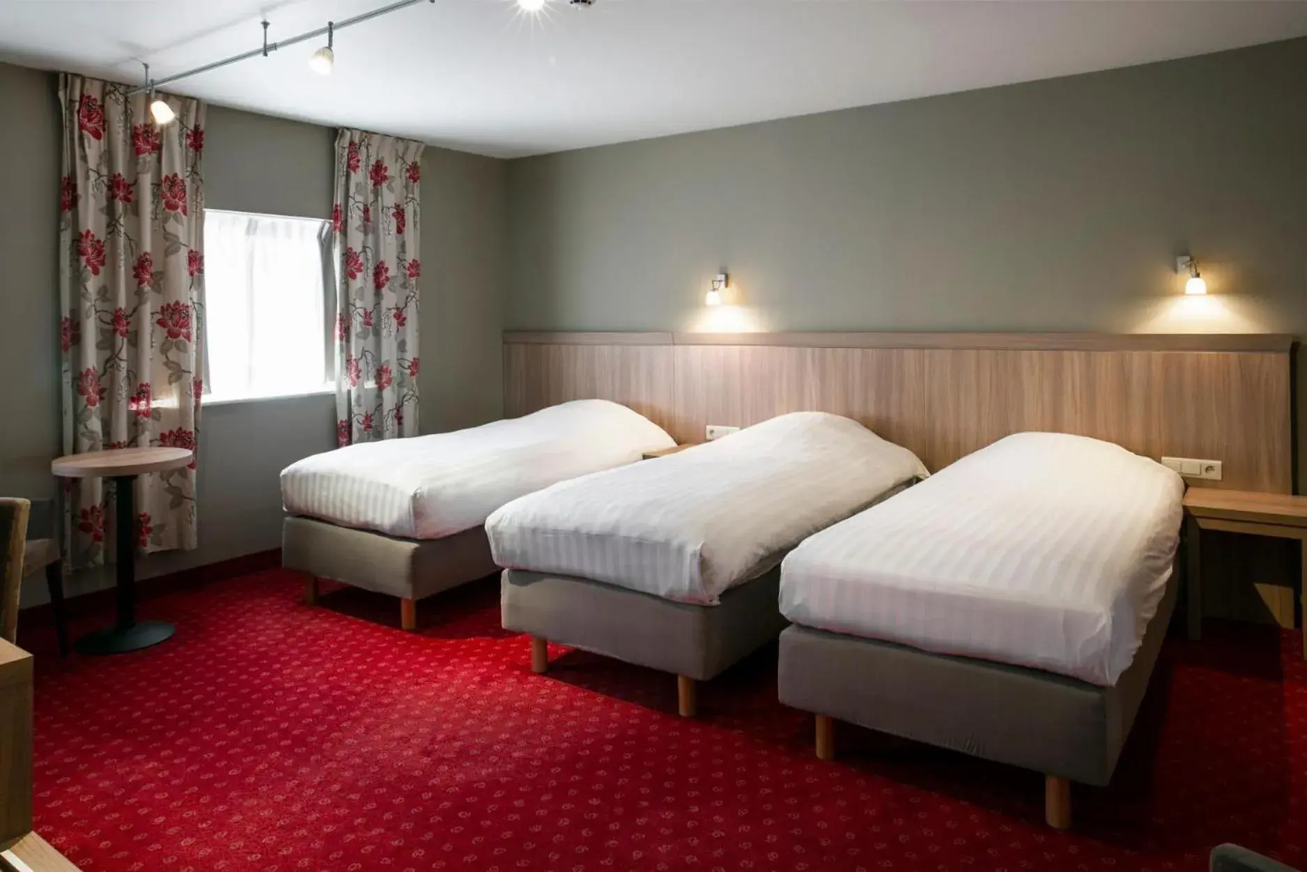 Triple Room in La Couronne Triple Room in La Couronne