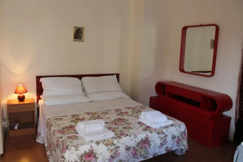 Double or Twin Room with Private Bathroom - single occupancy in AFFITTACAMERE La Tartaruga Double or Twin Room with Private Bathroom - single occupancy in AFFITTACAMERE La Tartaruga