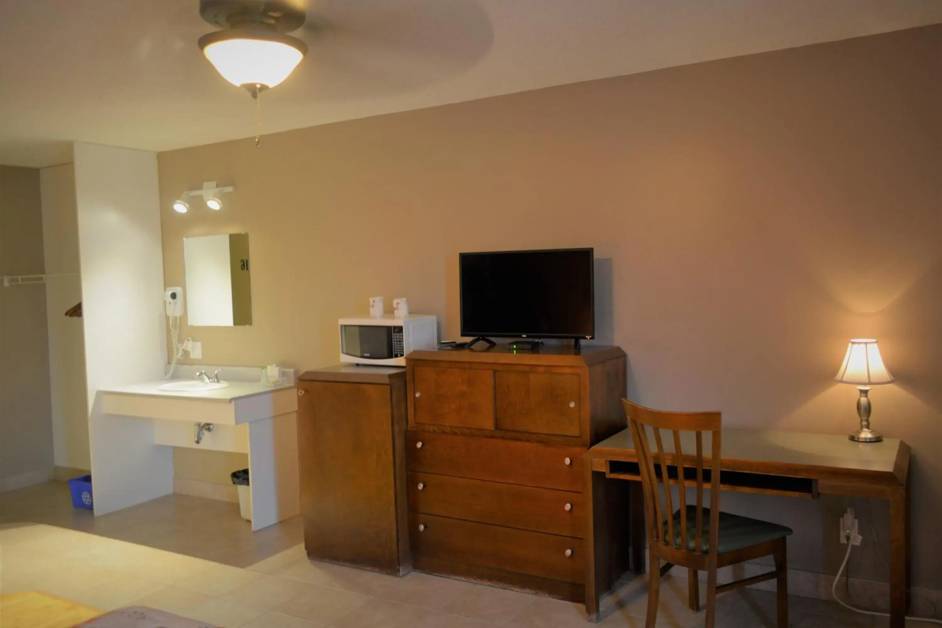 Standard Double Room - single occupancy in Motel Quatre Saisons Standard Double Room - single occupancy in Motel Quatre Saisons