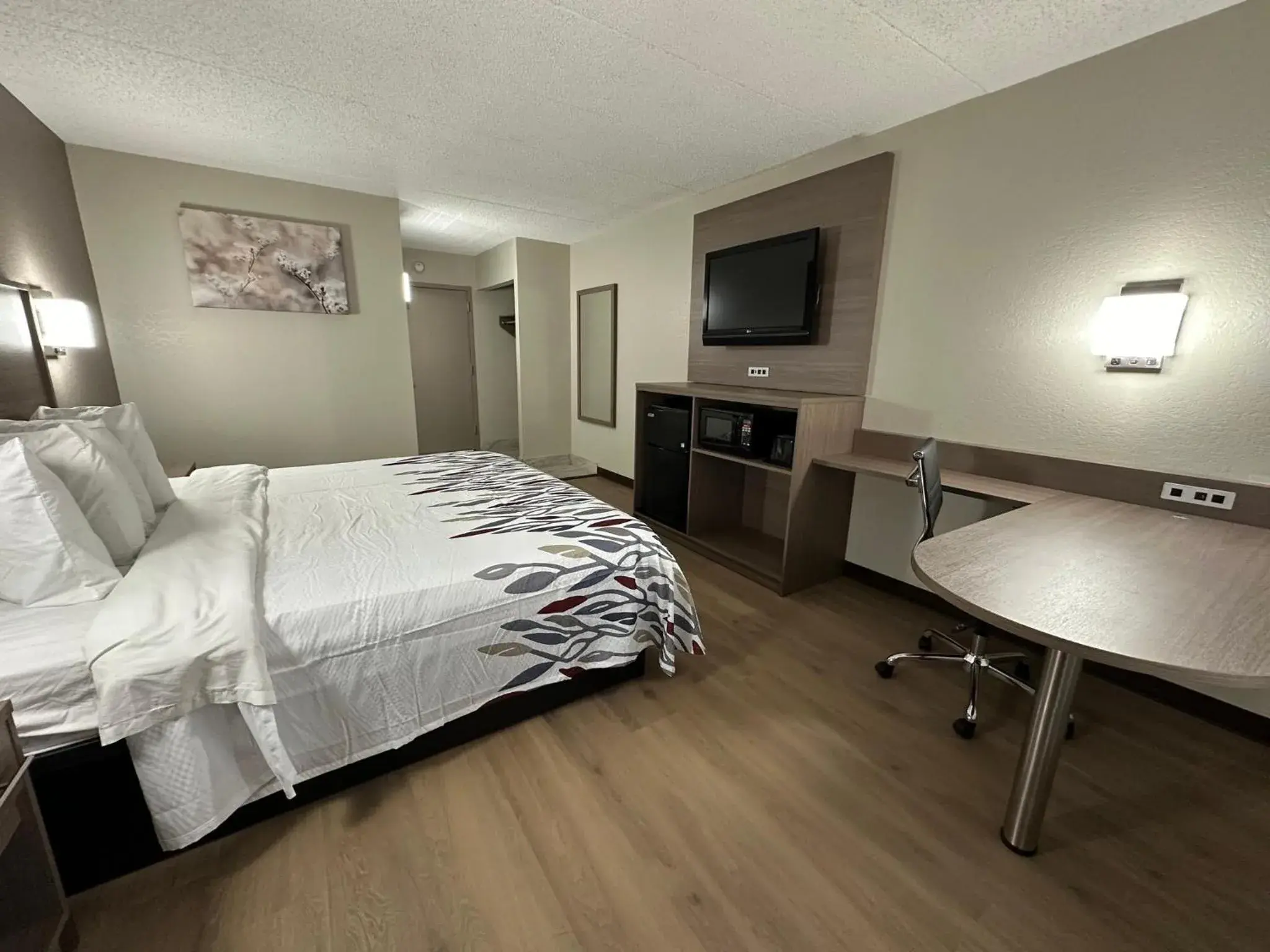 Superior King Room Non-Smoking in Red Roof Inn Richmond, VA - W Broad St Superior King Room Non-Smoking in Red Roof Inn Richmond, VA - W Broad St