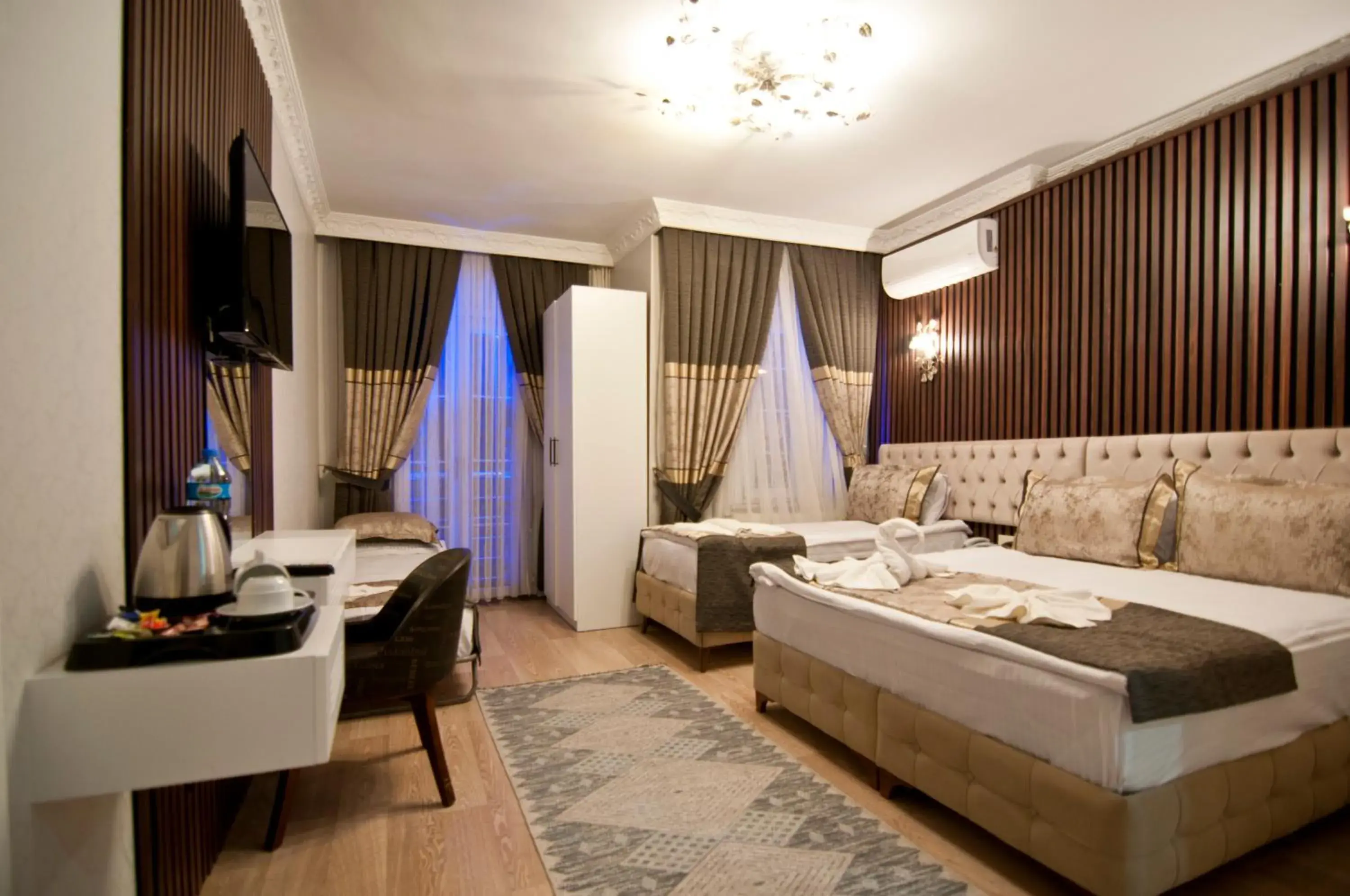 Family Room in Hotel Broken Column Family Room in Hotel Broken Column