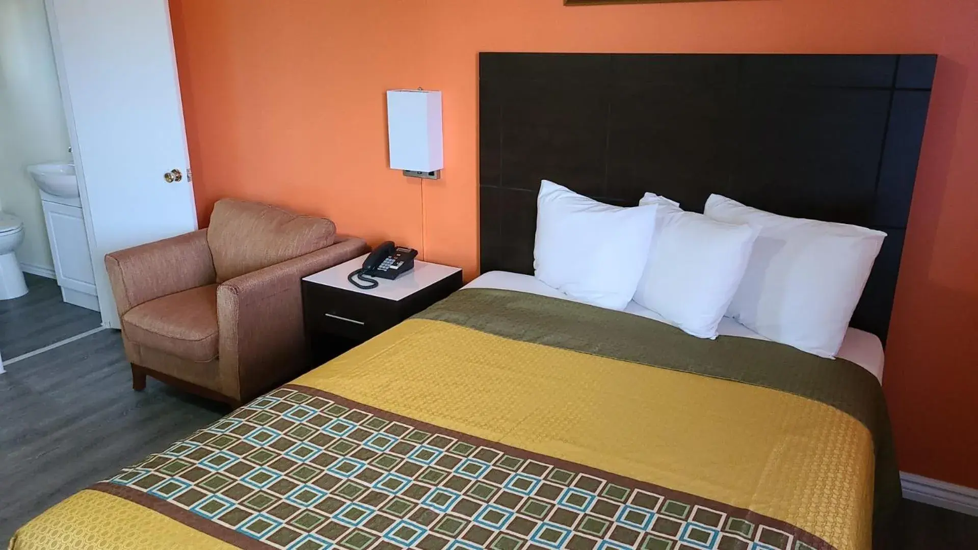 Queen Room - Non-Smoking in Norvic Motel Queen Room - Non-Smoking in Norvic Motel