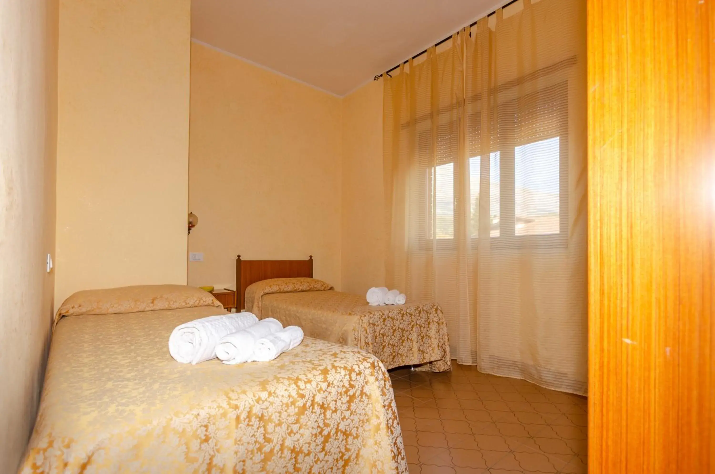 Budget Twin Room with Private Bathroom - single occupancy in Holiday Budget Twin Room with Private Bathroom - single occupancy in Holiday